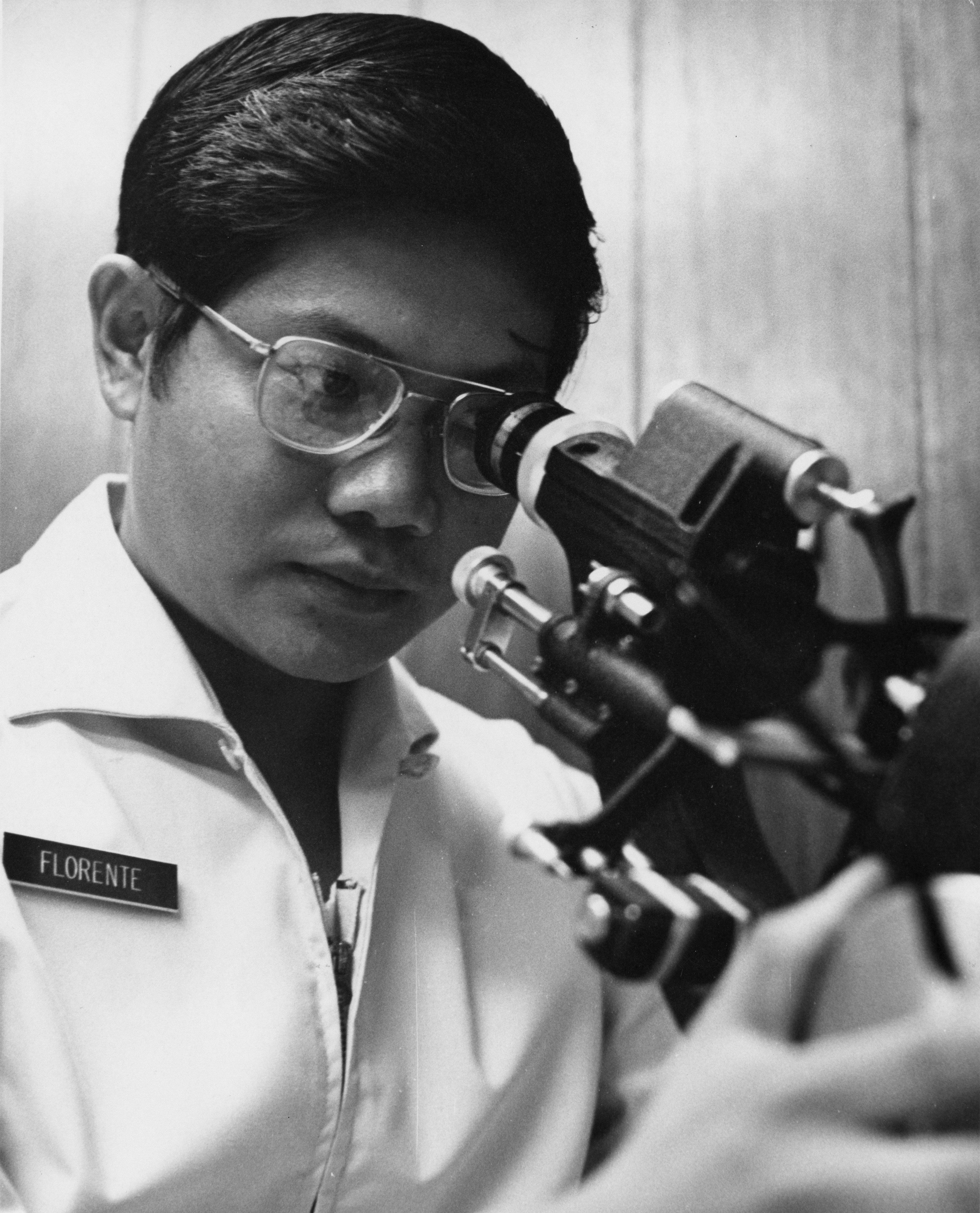Examen de la vue réalisé par un opticien sur un patient en cabinet