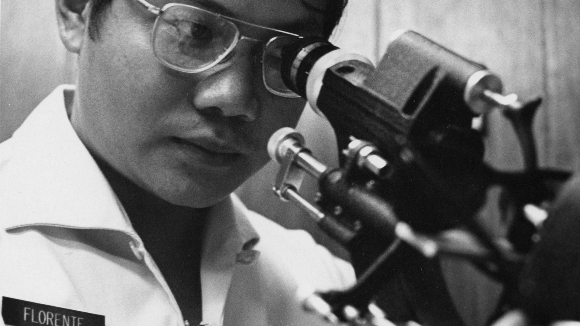 Examen de la vue réalisé par un opticien sur un patient en cabinet
