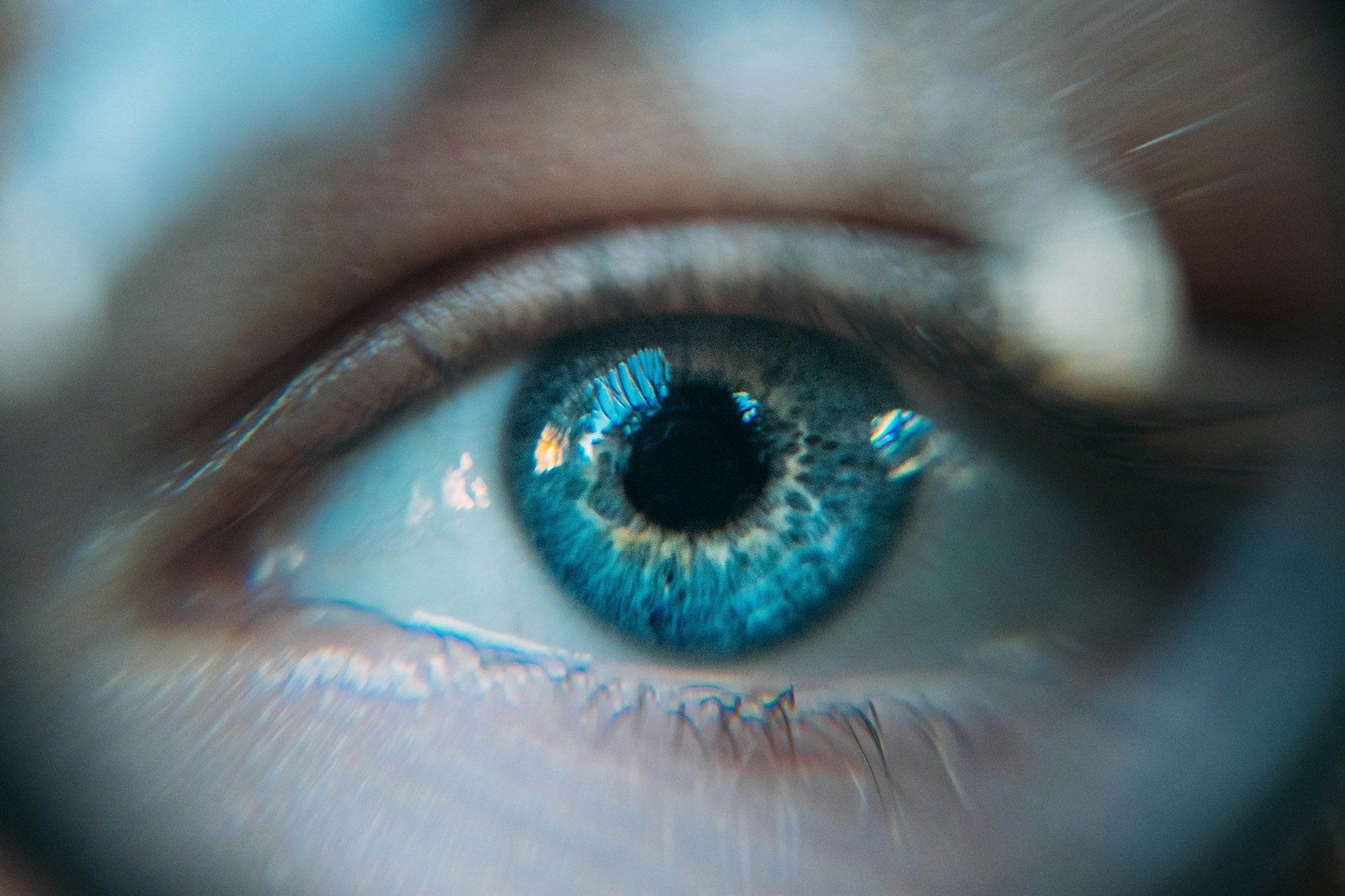 Gros plan d'un œil bleu, rappel que la vision est précieuse et que la chirurgie de la rétine est bien prise en charge