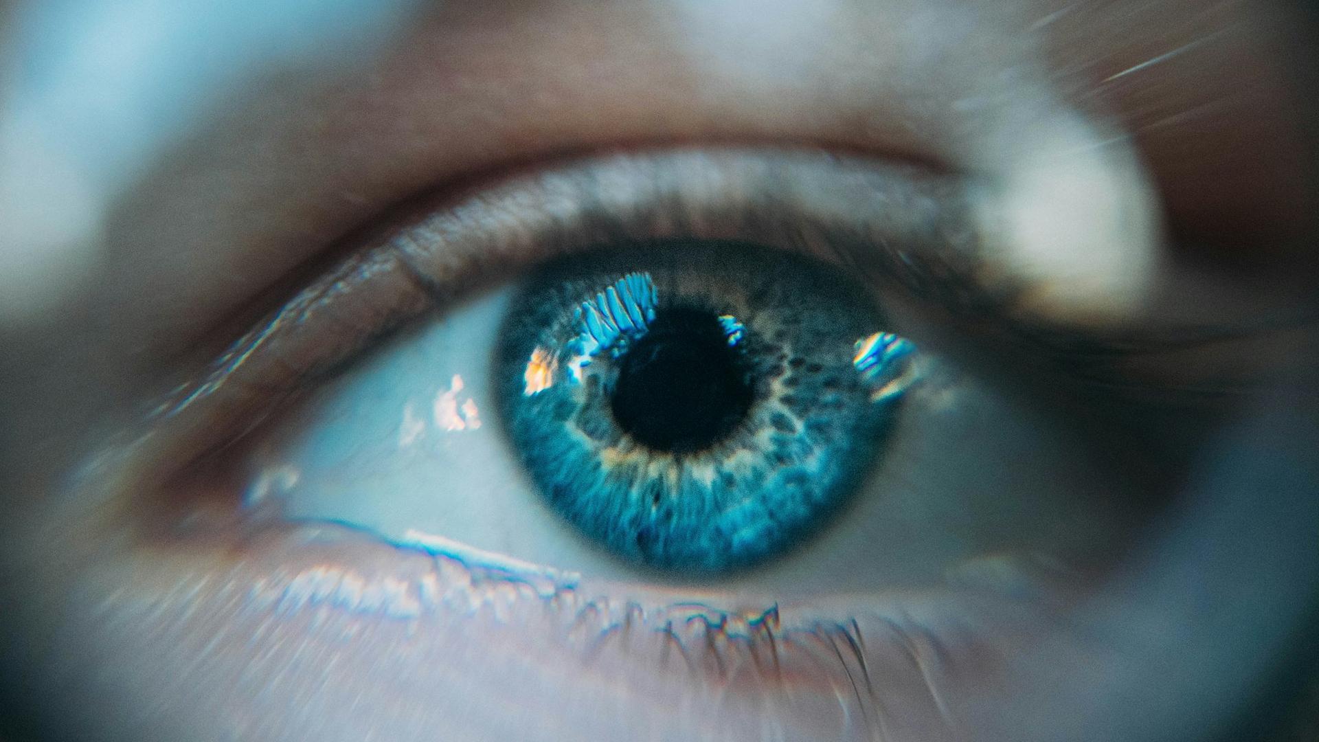 Gros plan d'un œil bleu, rappel que la vision est précieuse et que la chirurgie de la rétine est bien prise en charge