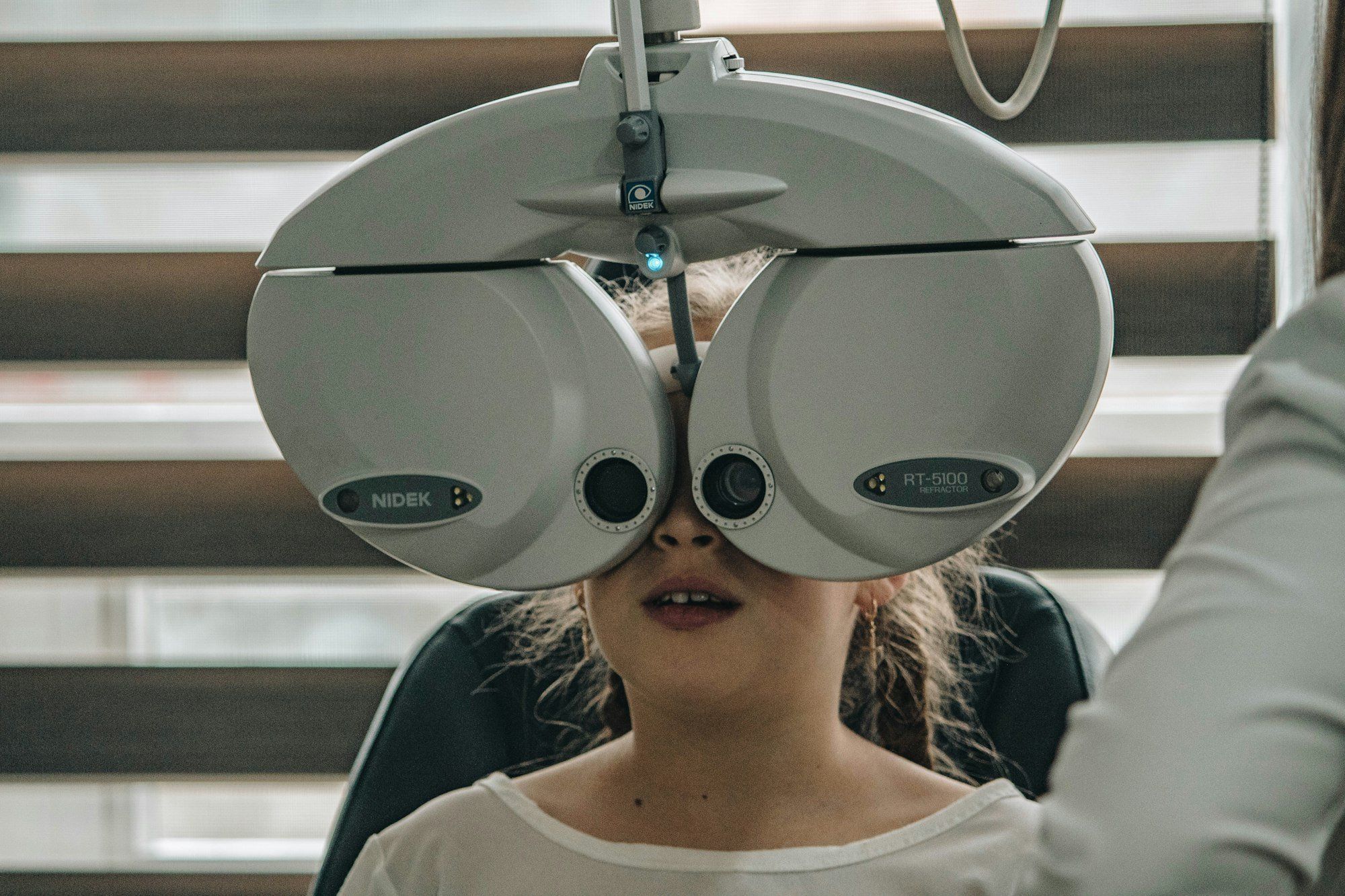 Machine de test de vue blanche dans un atelier d'optique, illustrant les missions techniques confiées à un alternant.