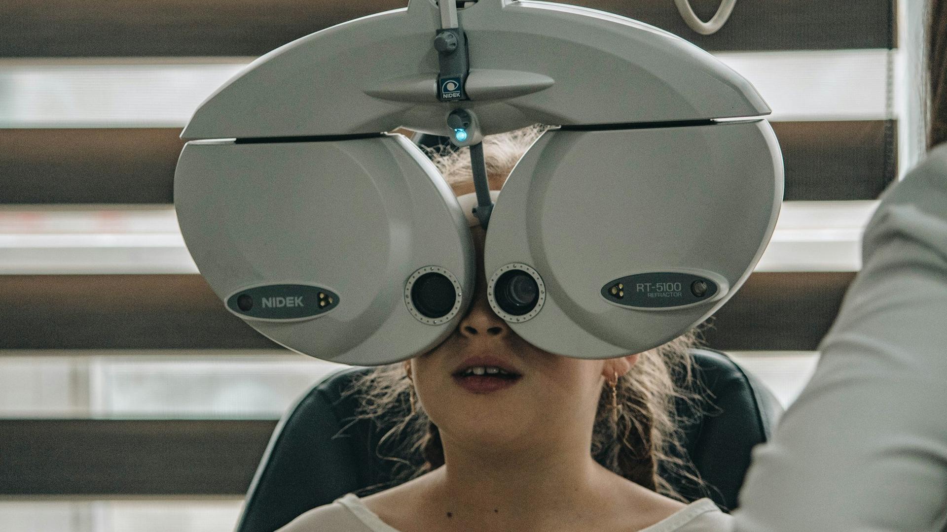 Machine de test de vue blanche dans un atelier d'optique, illustrant les missions techniques confiées à un alternant.