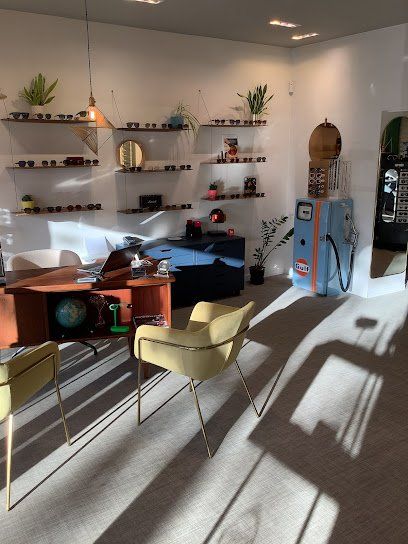 Façade de la boutique Mes Plus Belles Lunettes - Place Viarme, opticien indépendant à Nantes