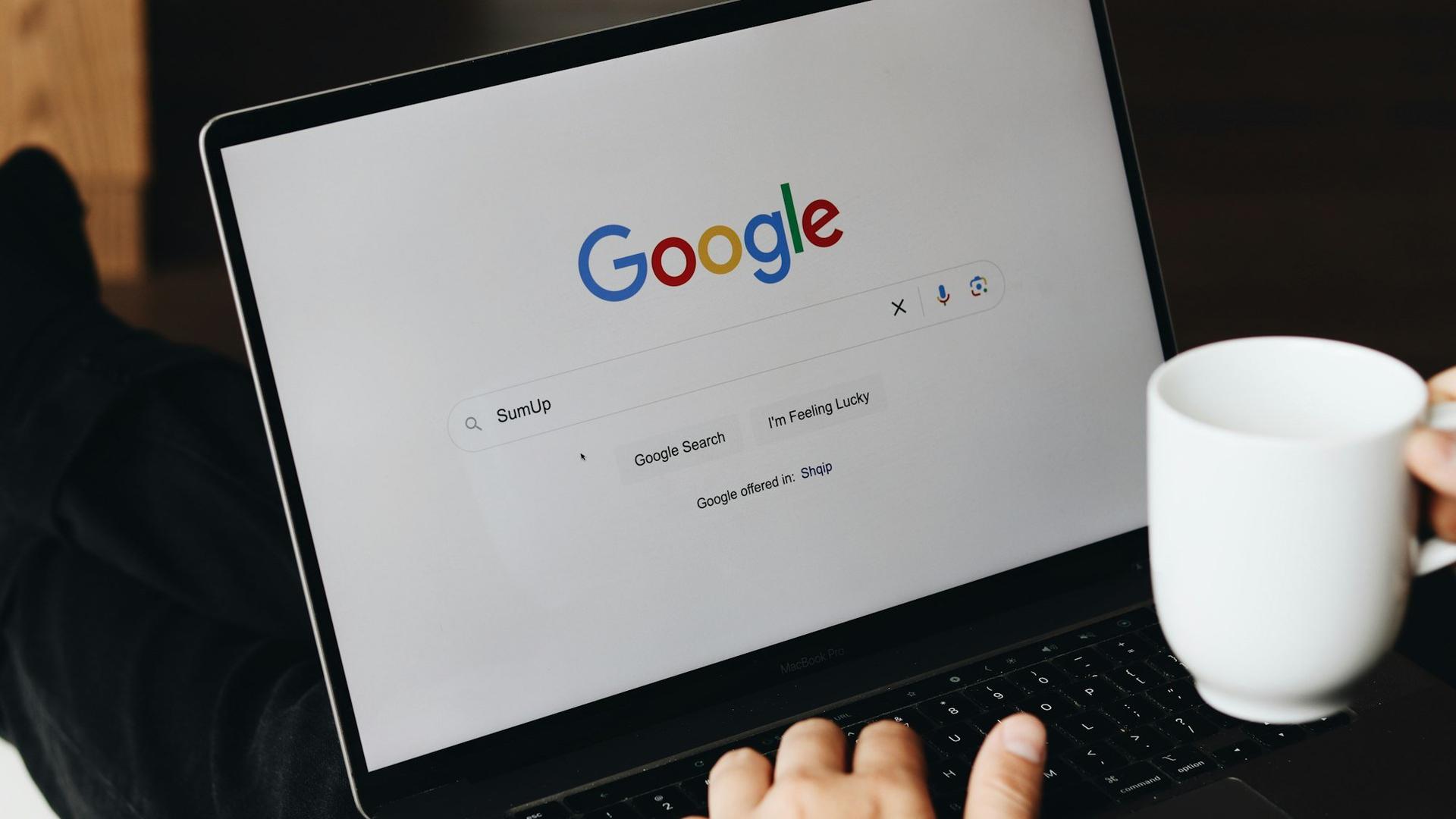 Client assis devant un ordinateur portable, consultant un avis en ligne