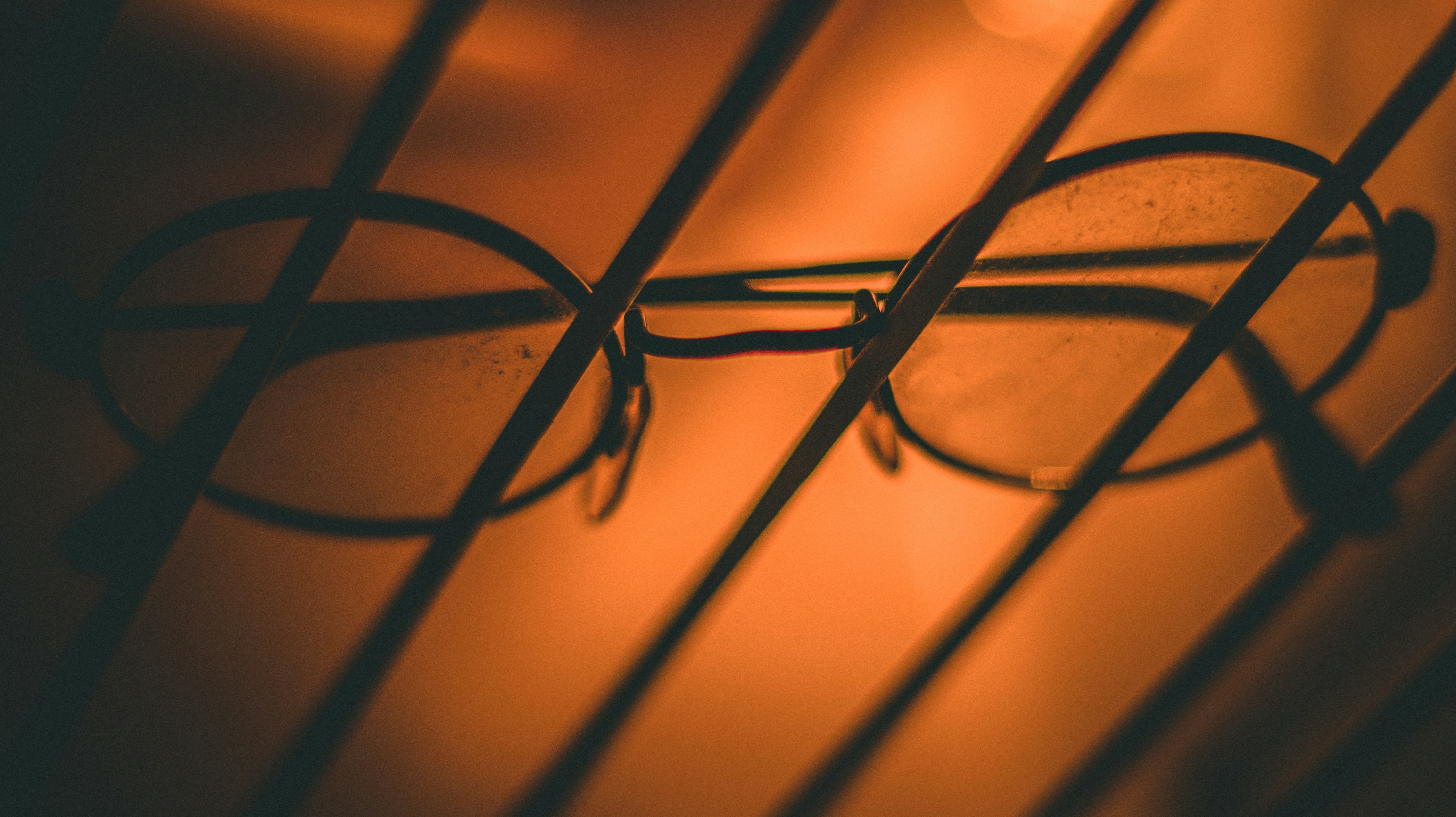 Gros plan sur des lunettes noires, détail d'authenticité