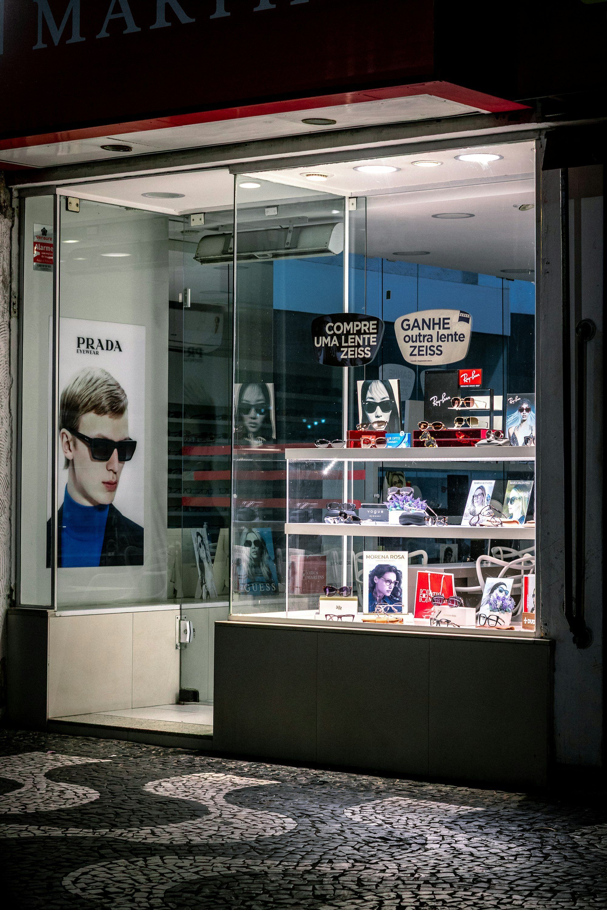 Vitrine de magasin d'optique présentant des lunettes de soleil en exposition
