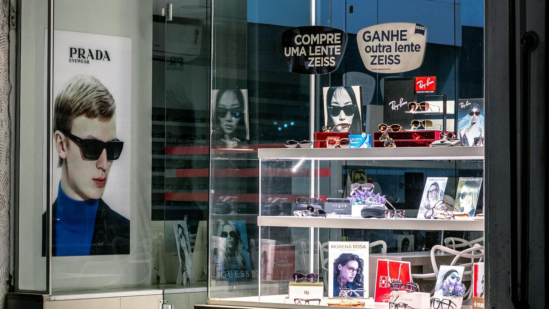 Vitrine de magasin d'optique présentant des lunettes de soleil en exposition