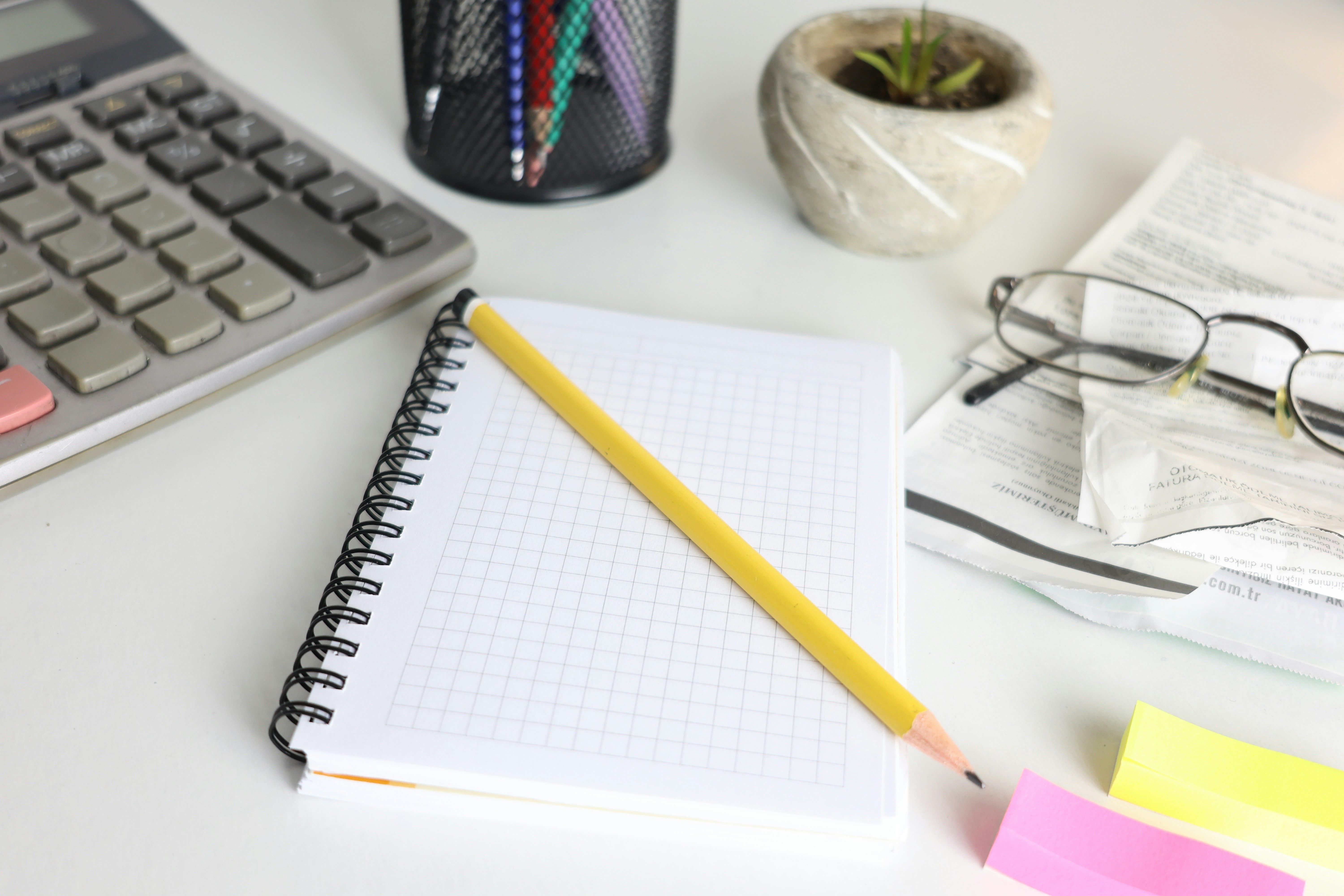 Bureau avec calculatrice et lunettes, budget et financement d'un opticien indépendant