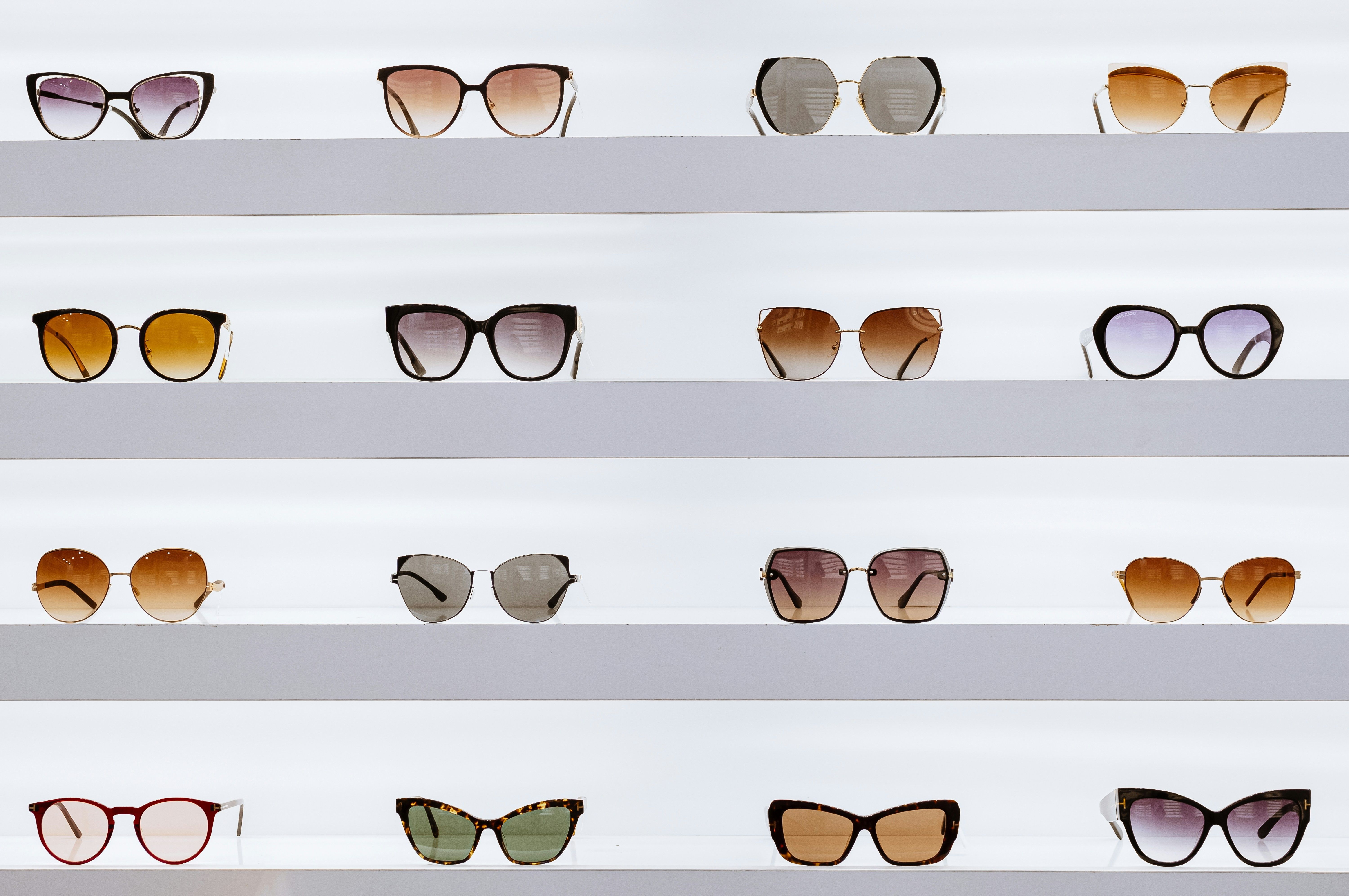 Lunettes de soleil noires posées sur une surface blanche