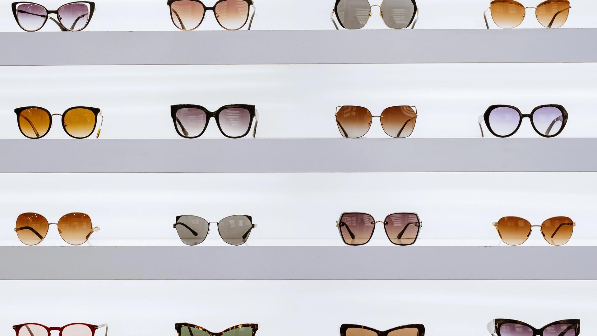 Lunettes de soleil noires posées sur une surface blanche
