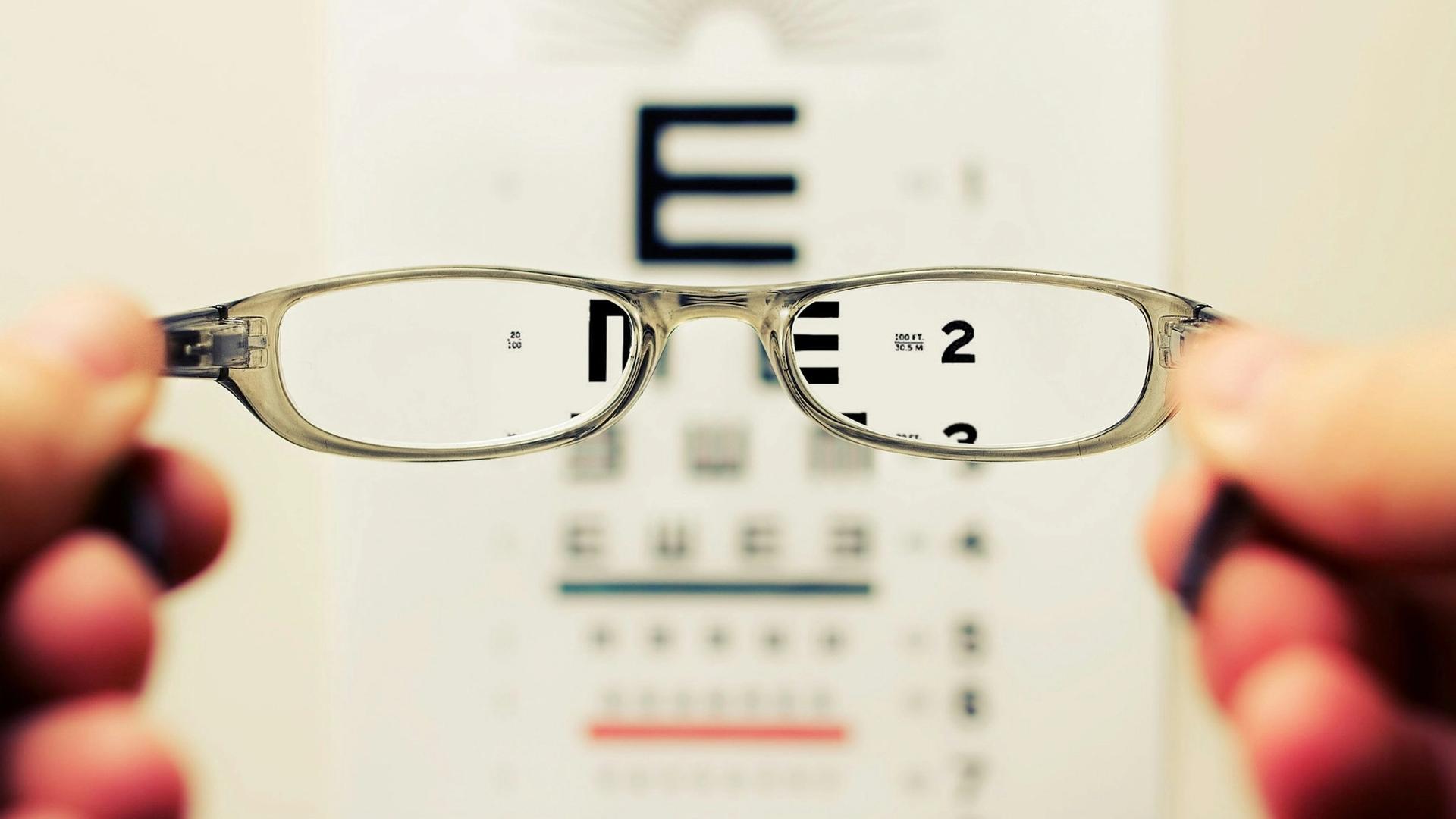 Personne tenant des lunettes, métier d'opticien indépendant