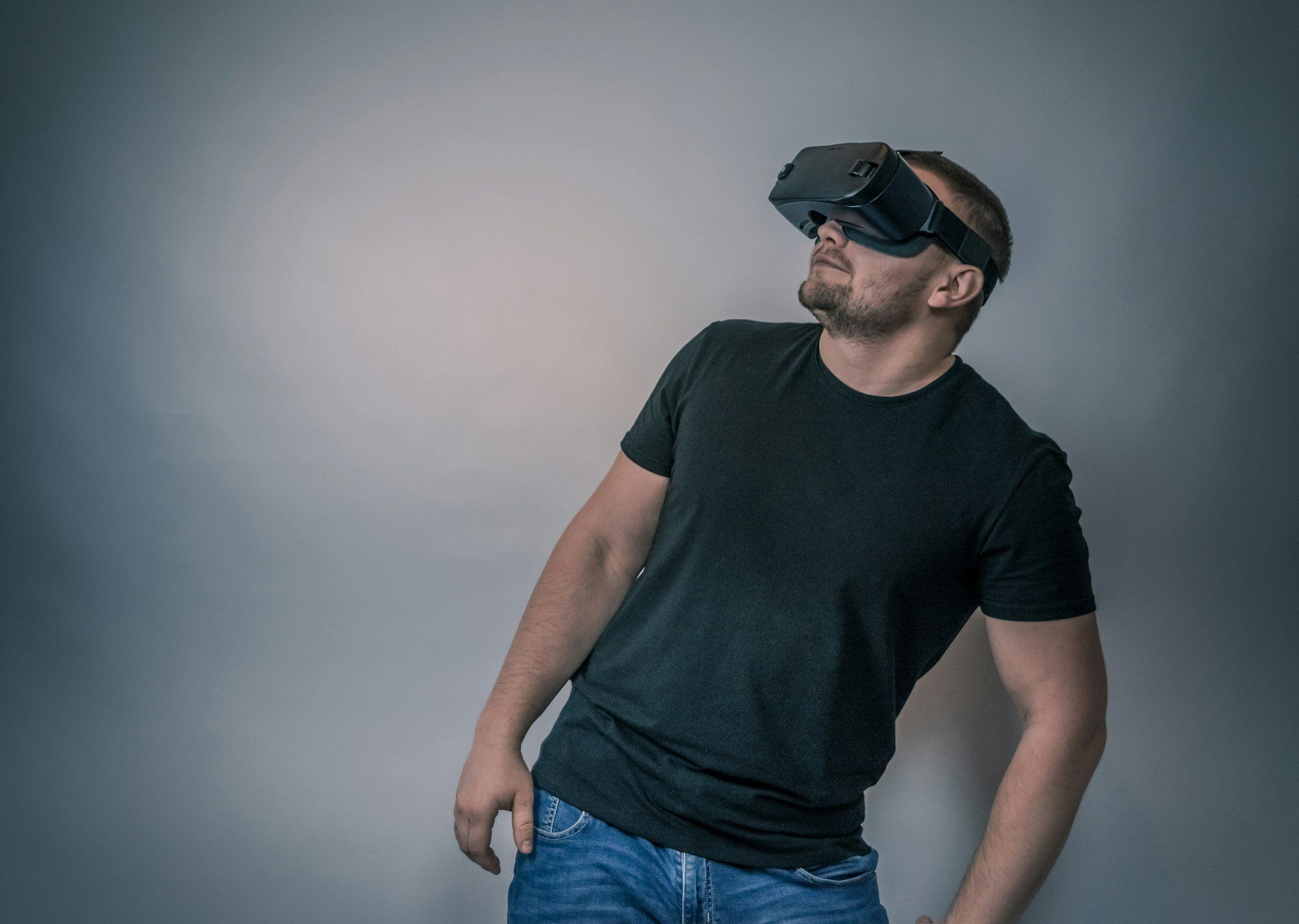 Homme portant des lunettes connectées à réalité augmentée, la technologie intégrée dans la monture