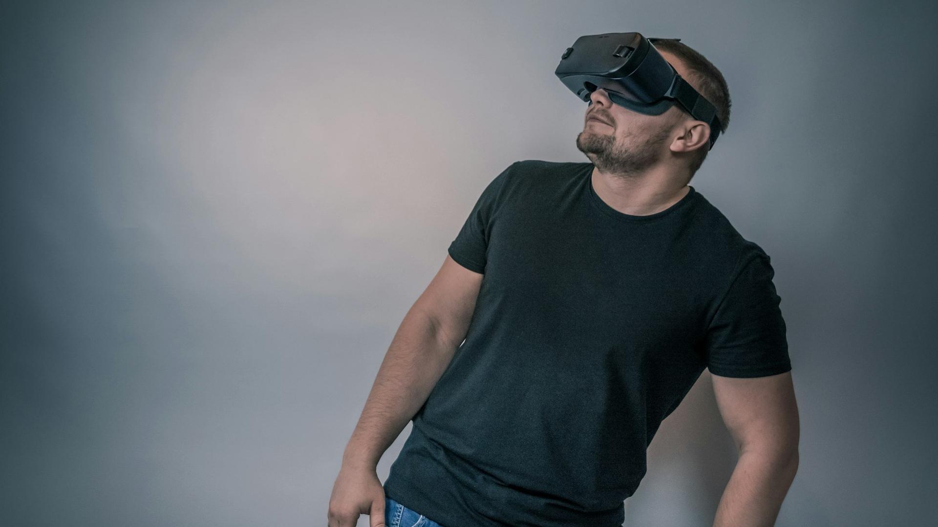 Homme portant des lunettes connectées à réalité augmentée, la technologie intégrée dans la monture