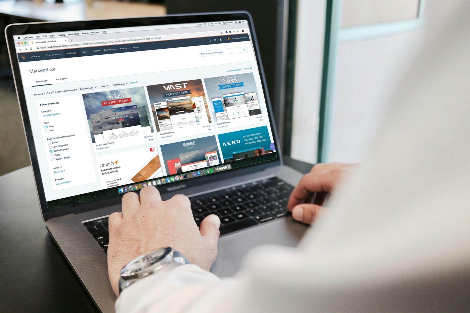 Client consultant une boutique en ligne de lunettes sur son ordinateur portable