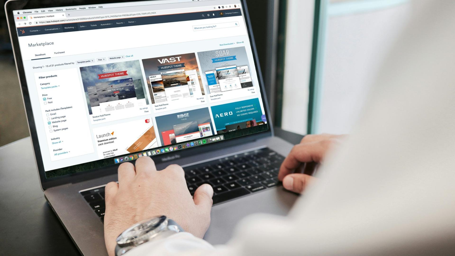 Client consultant une boutique en ligne de lunettes sur son ordinateur portable