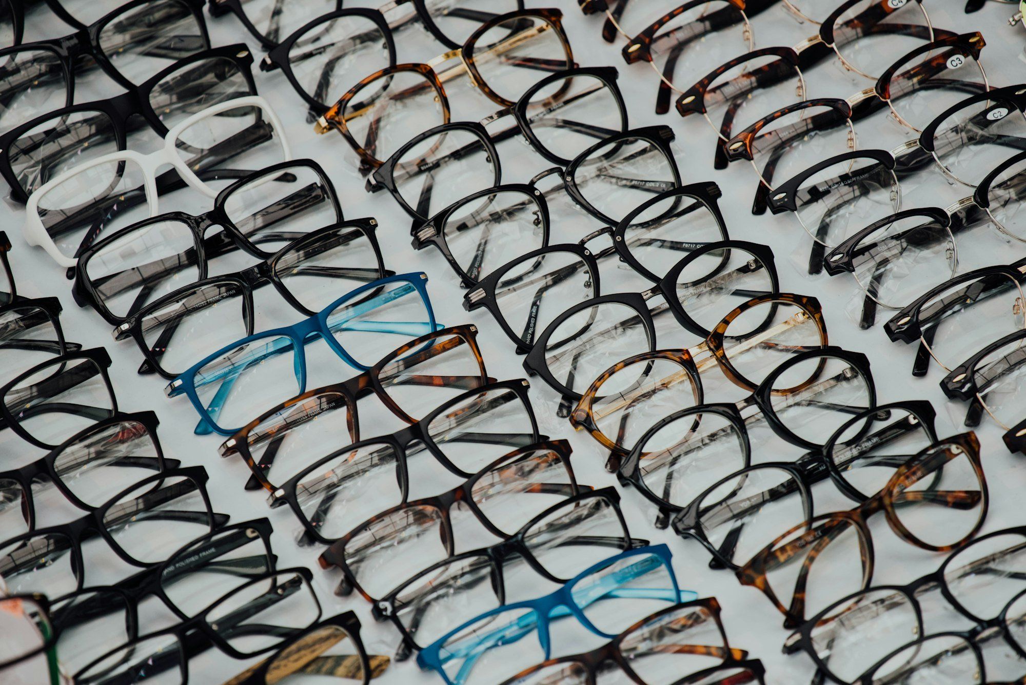 Plusieurs paires de lunettes alignées, illustration des gammes de prix des lunettes connectées