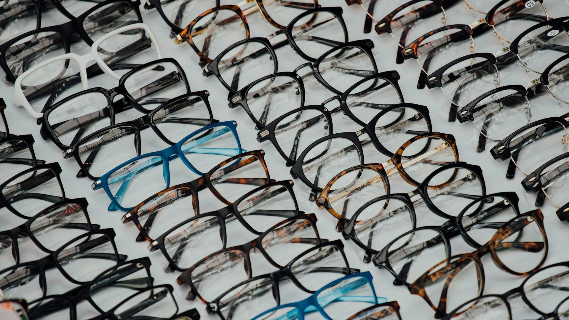 Plusieurs paires de lunettes alignées, illustration des gammes de prix des lunettes connectées