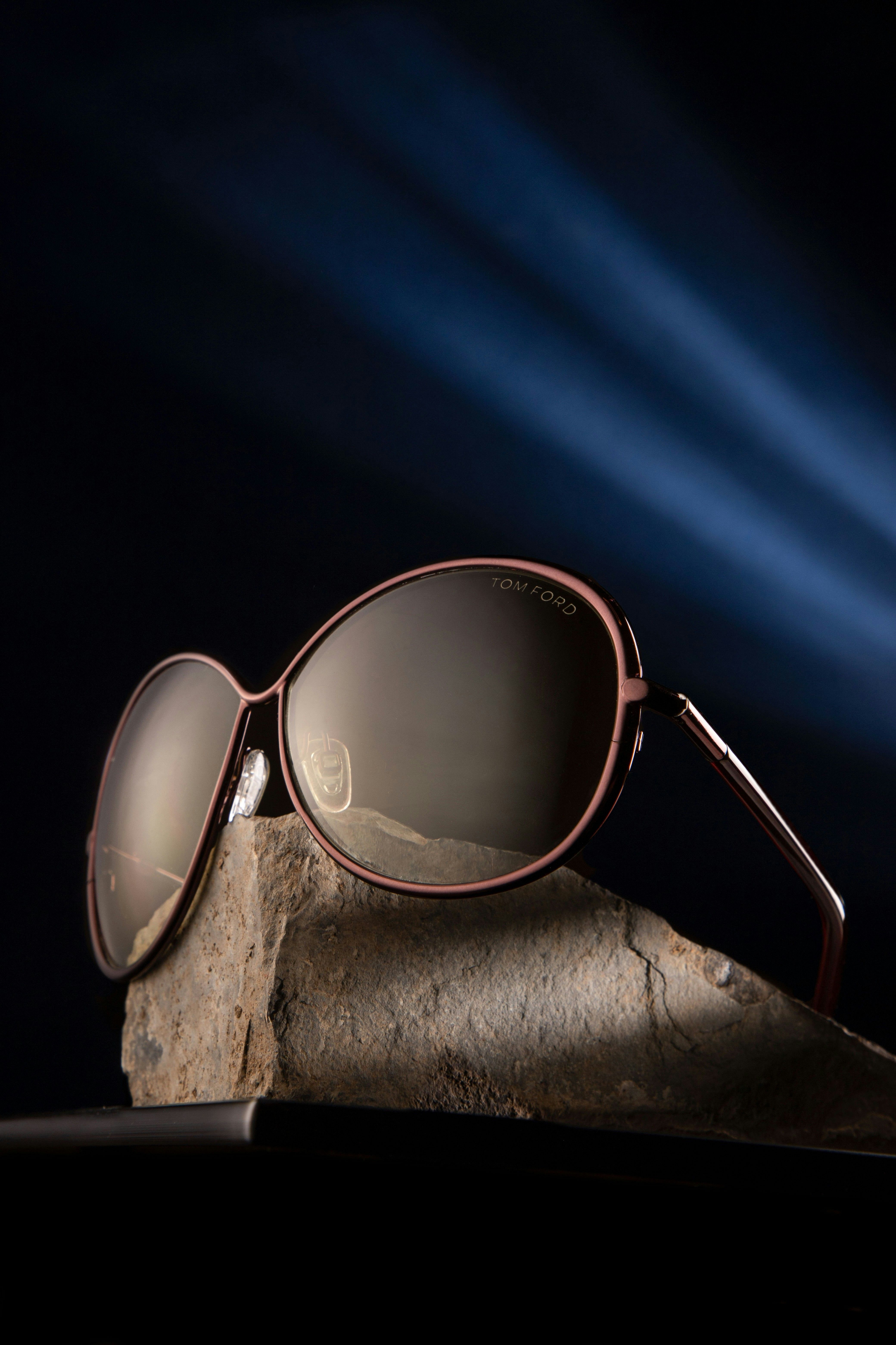 Lunettes de soleil design posées sur une pierre, évoquant l'authenticité