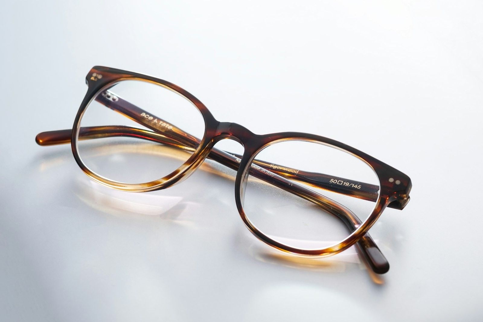 Montures de lunettes en écaille et noires présentant différents matériaux comme l'acétate