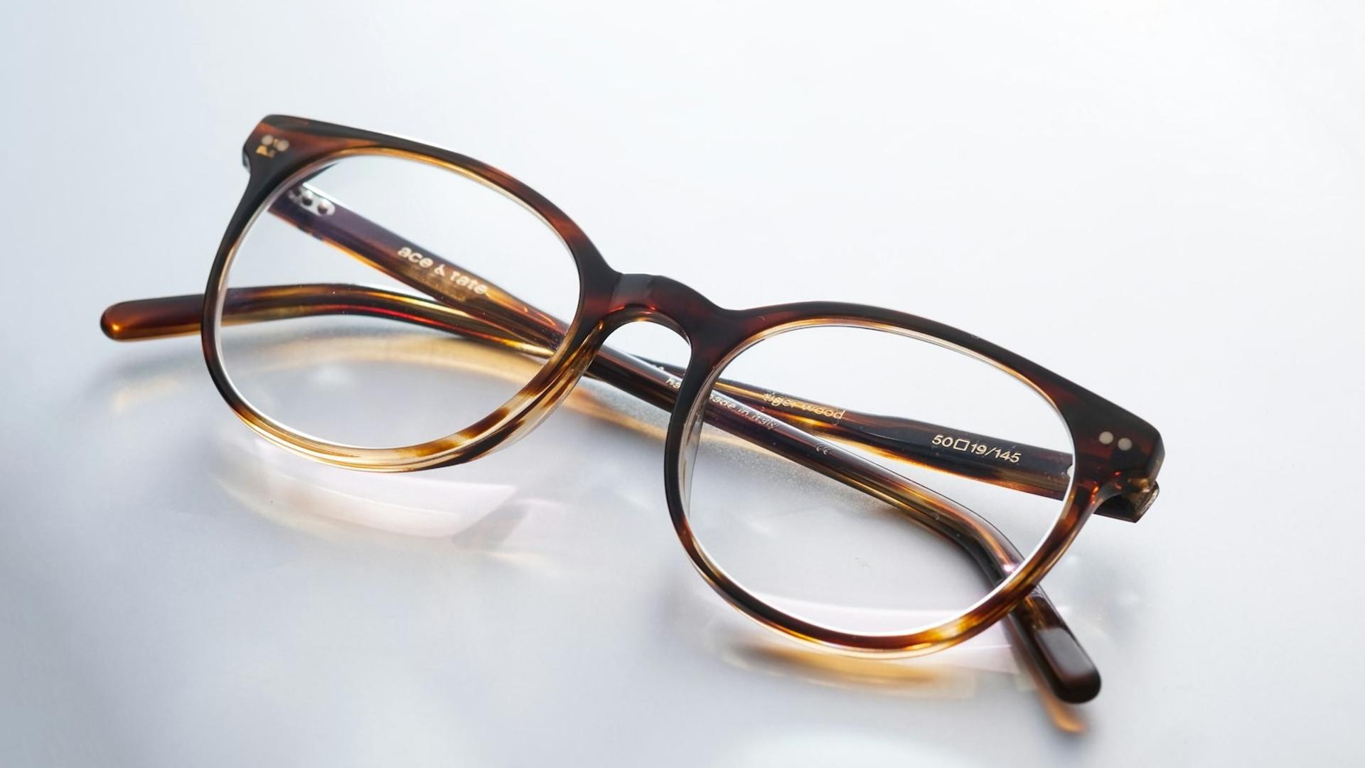 Montures de lunettes en écaille et noires présentant différents matériaux comme l'acétate