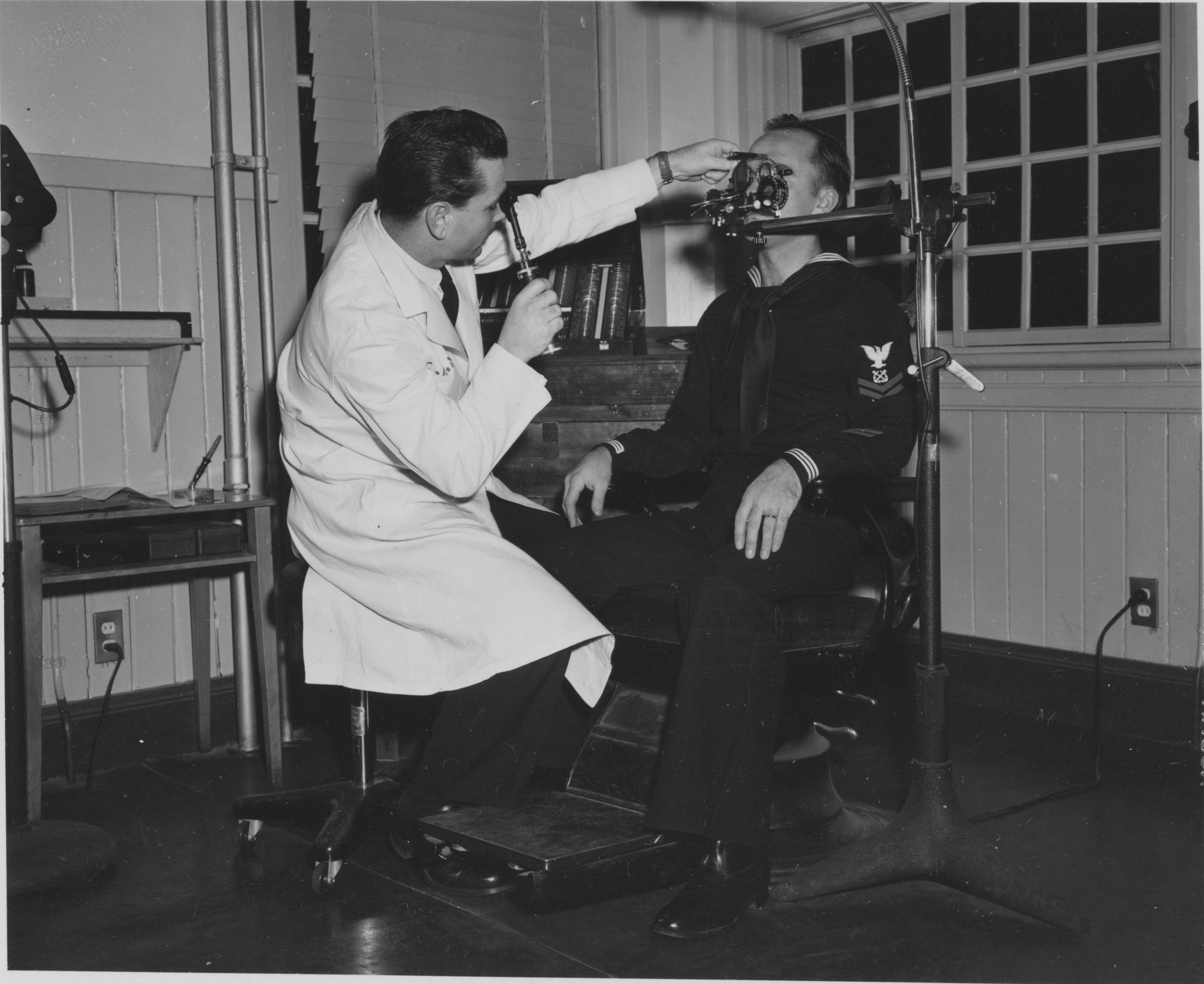 Ophtalmologiste examinant l'œil d'un patient avec un instrument, dépistage des troubles visuels comme le strabisme