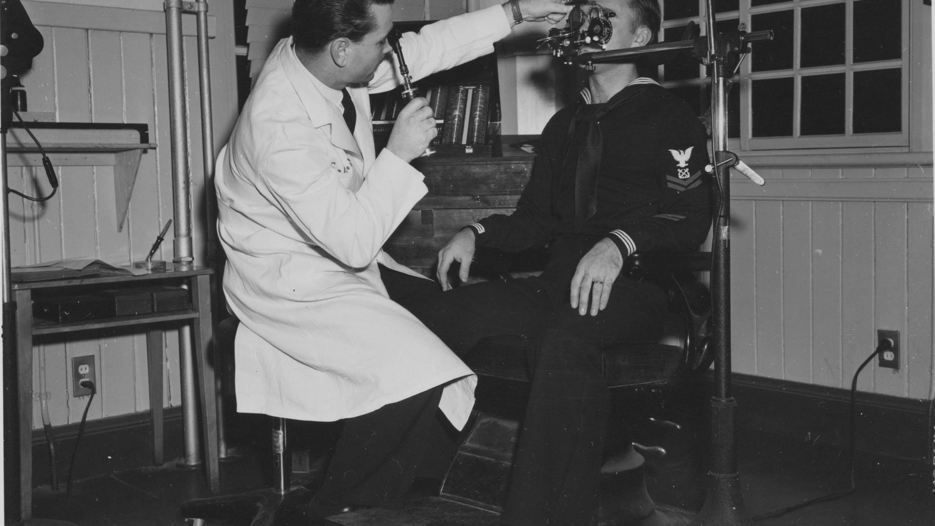 Ophtalmologiste examinant l'œil d'un patient avec un instrument, dépistage des troubles visuels comme le strabisme