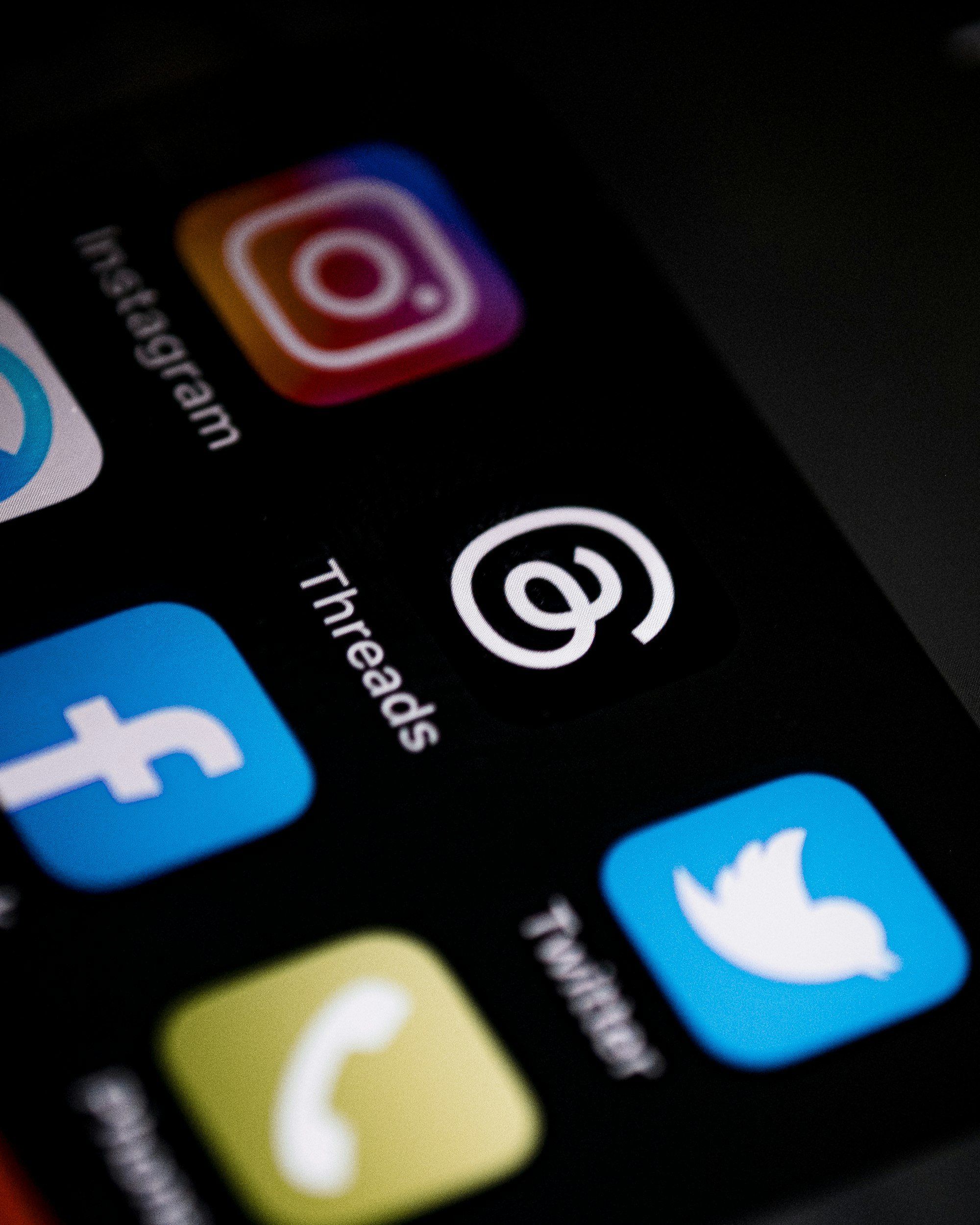 Smartphone affichant des icônes de réseaux sociaux, illustrant la question de la présence d'un opticien sur TikTok