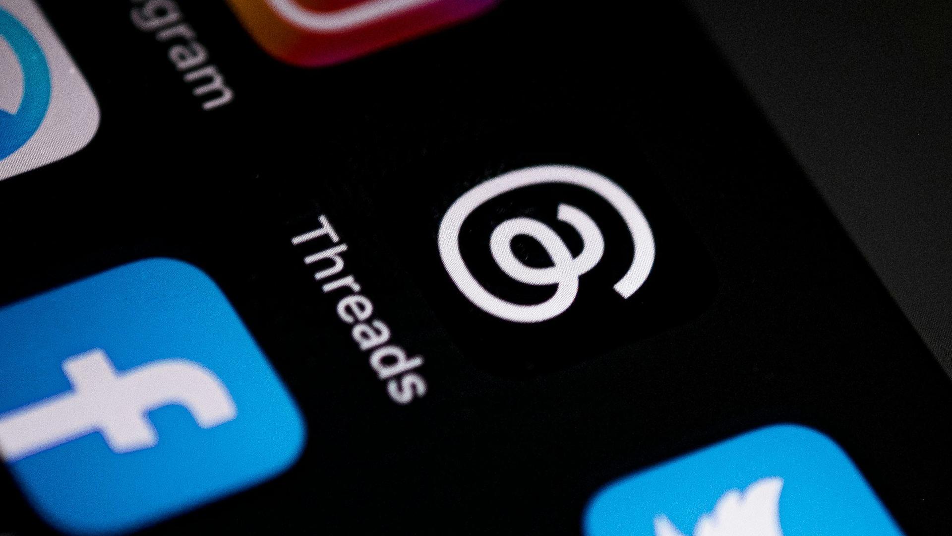 Smartphone affichant des icônes de réseaux sociaux, illustrant la question de la présence d'un opticien sur TikTok