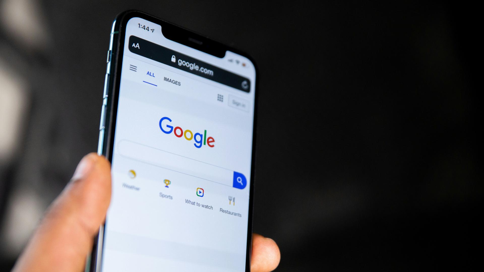 Personne consultant des avis Google sur son téléphone