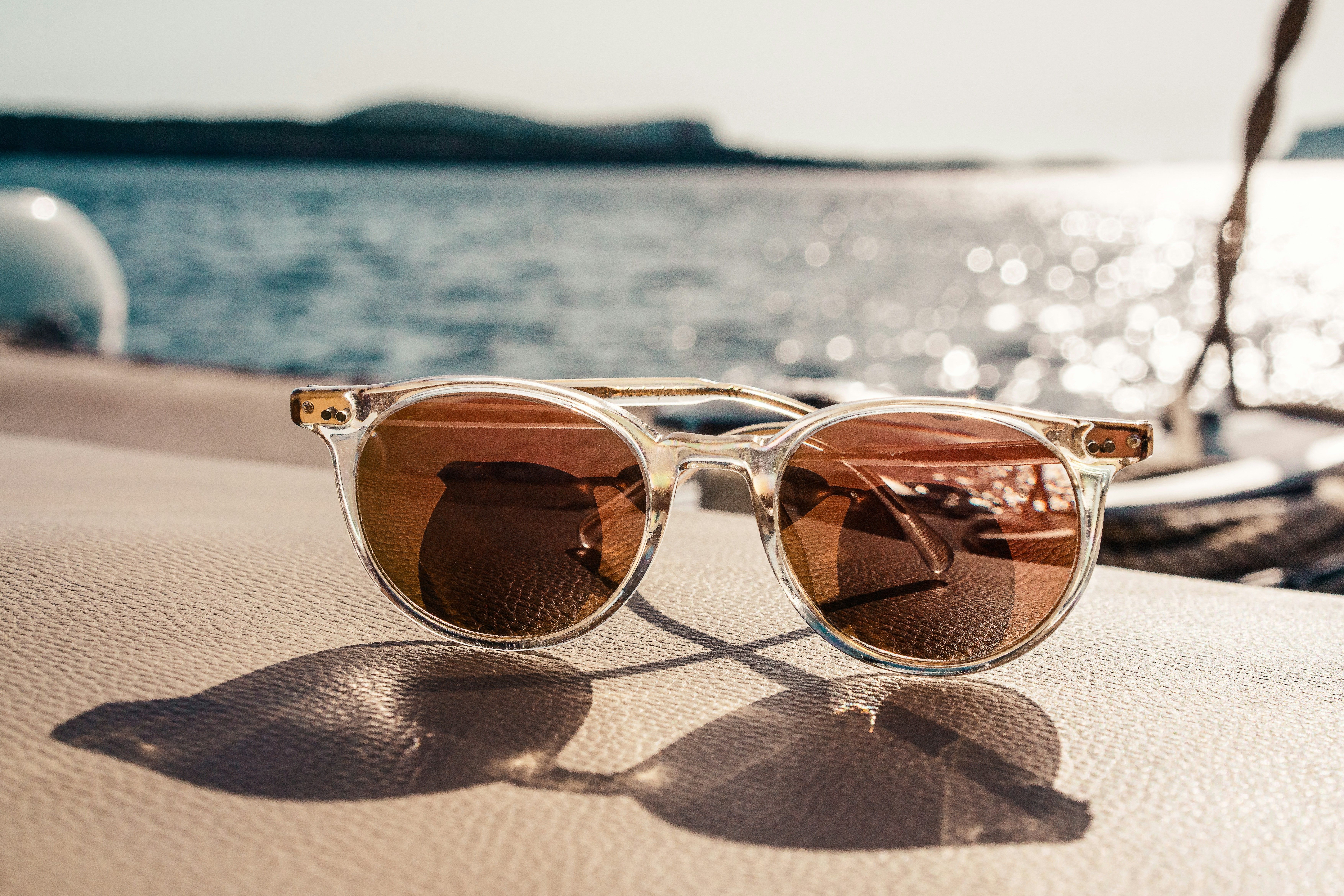 Lunettes de soleil à verres bruns et monture blanche, illustration des catégories de protection