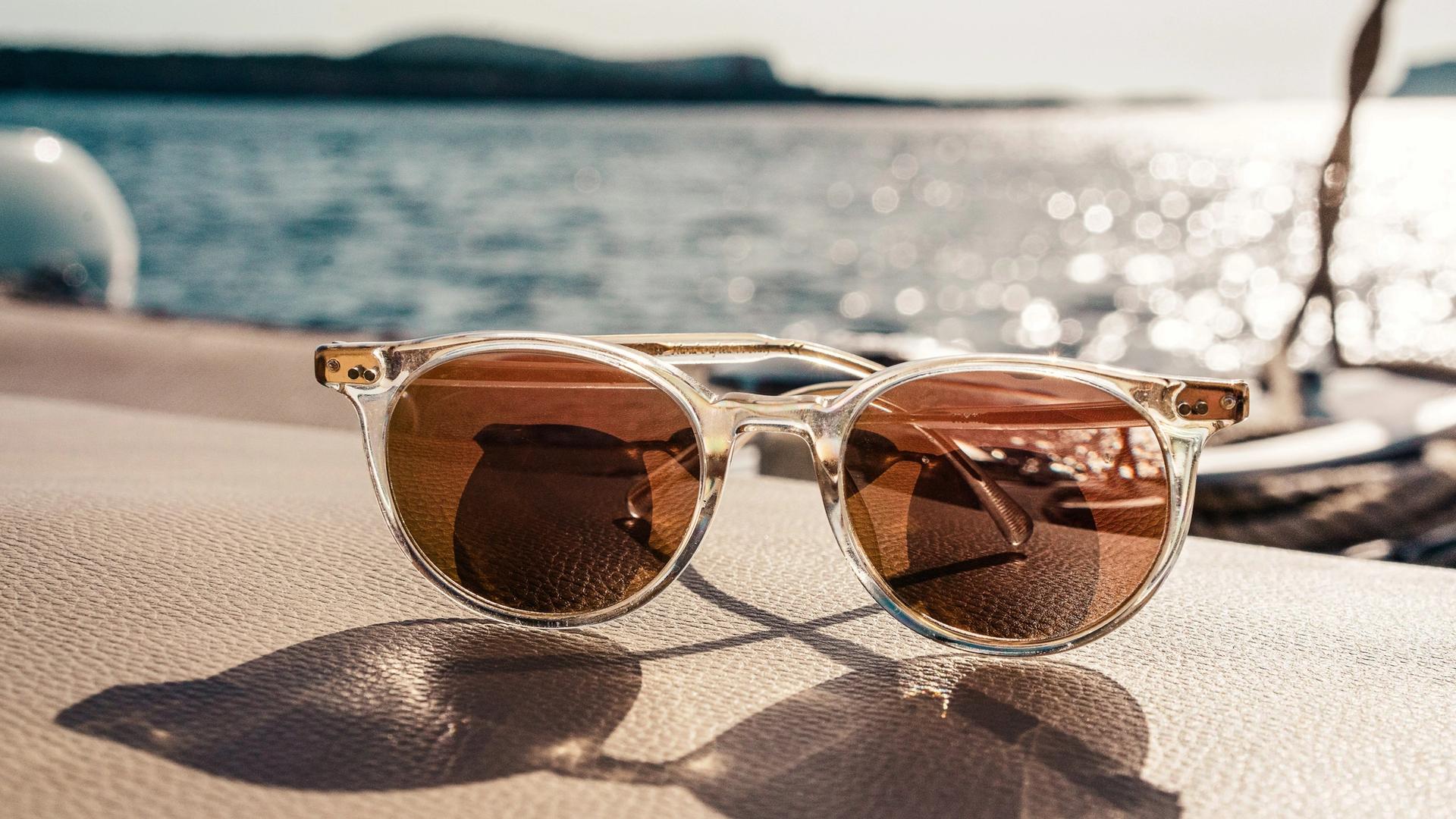 Lunettes de soleil à verres bruns et monture blanche, illustration des catégories de protection