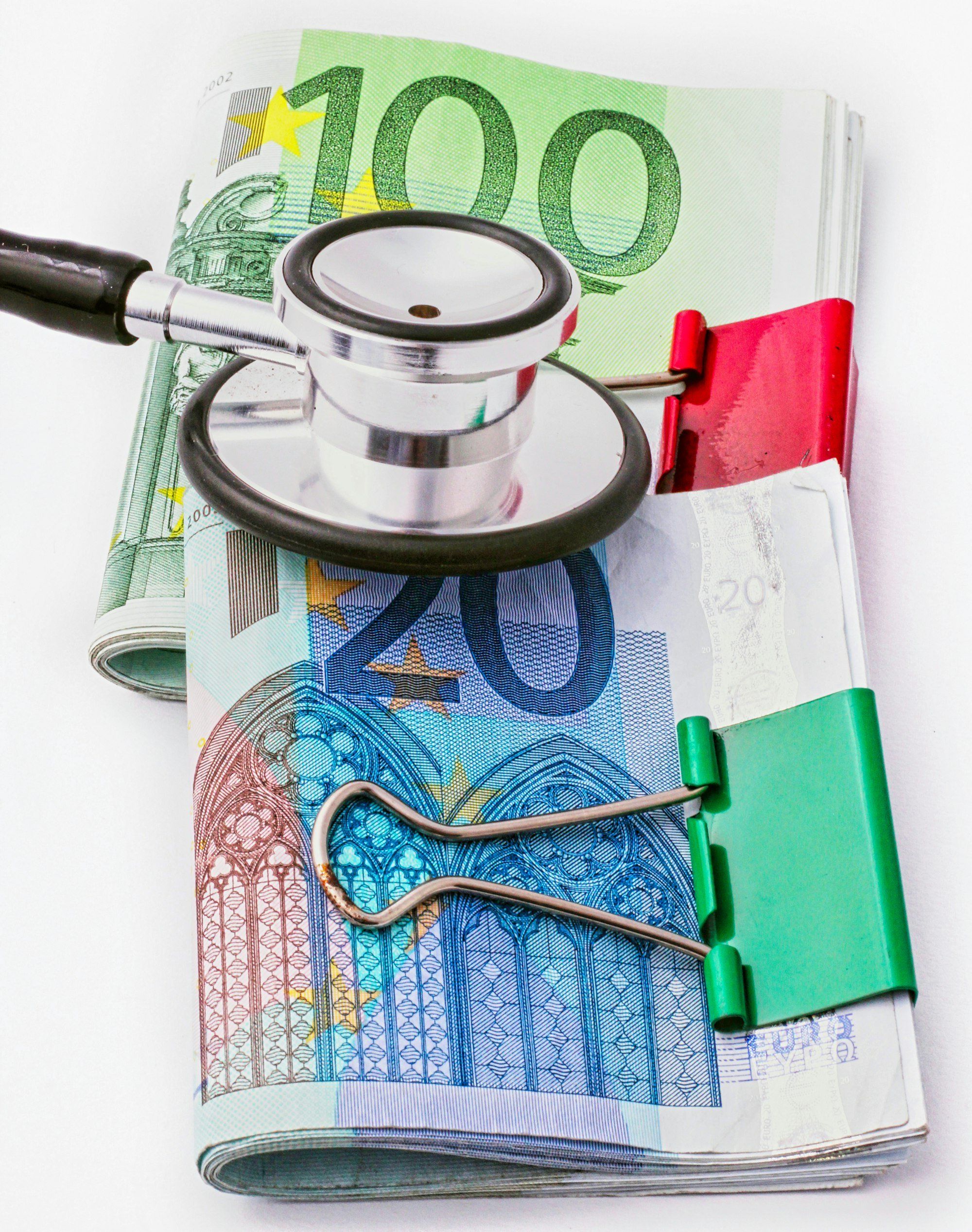 Stéthoscope posé sur une liasse de billets, illustrant le coût et les contreparties du conventionnement