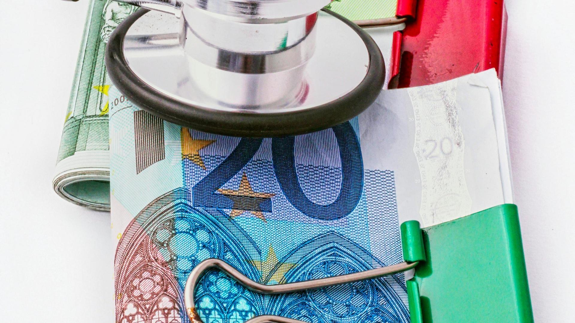 Stéthoscope posé sur une liasse de billets, illustrant le coût et les contreparties du conventionnement