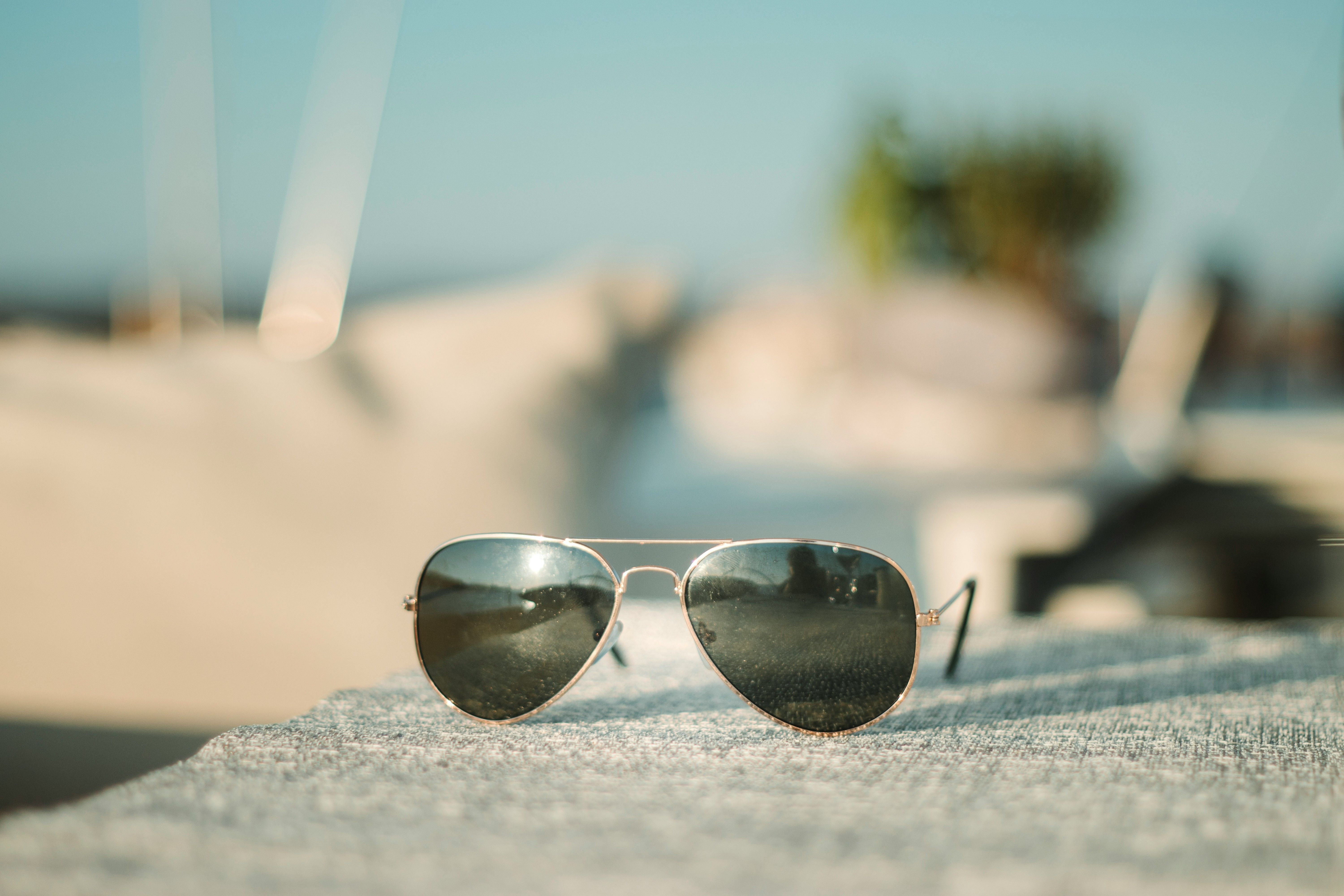 Lunettes de soleil grises en gros plan, fonctionnalités connectées
