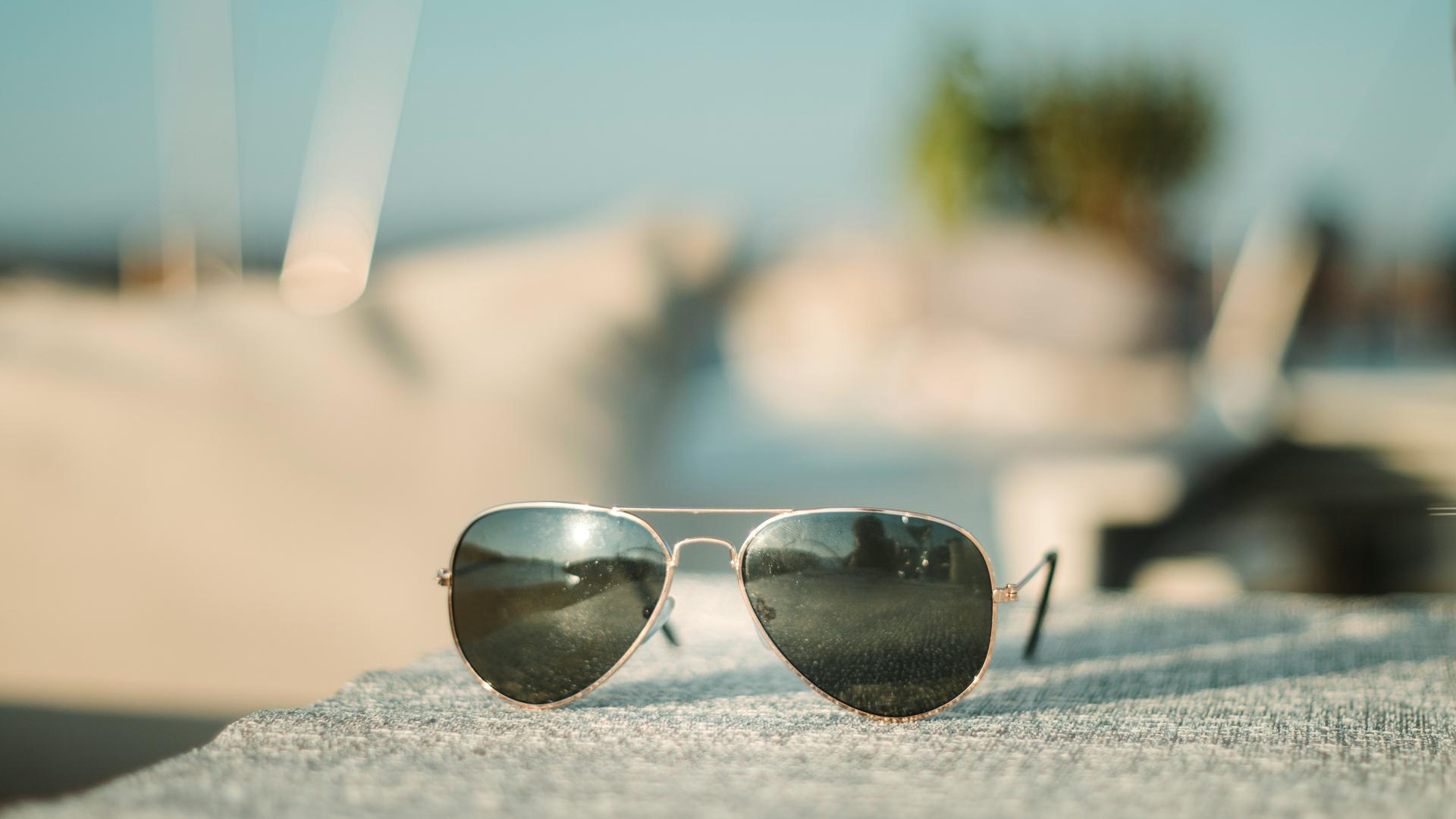 Lunettes de soleil grises en gros plan, fonctionnalités connectées