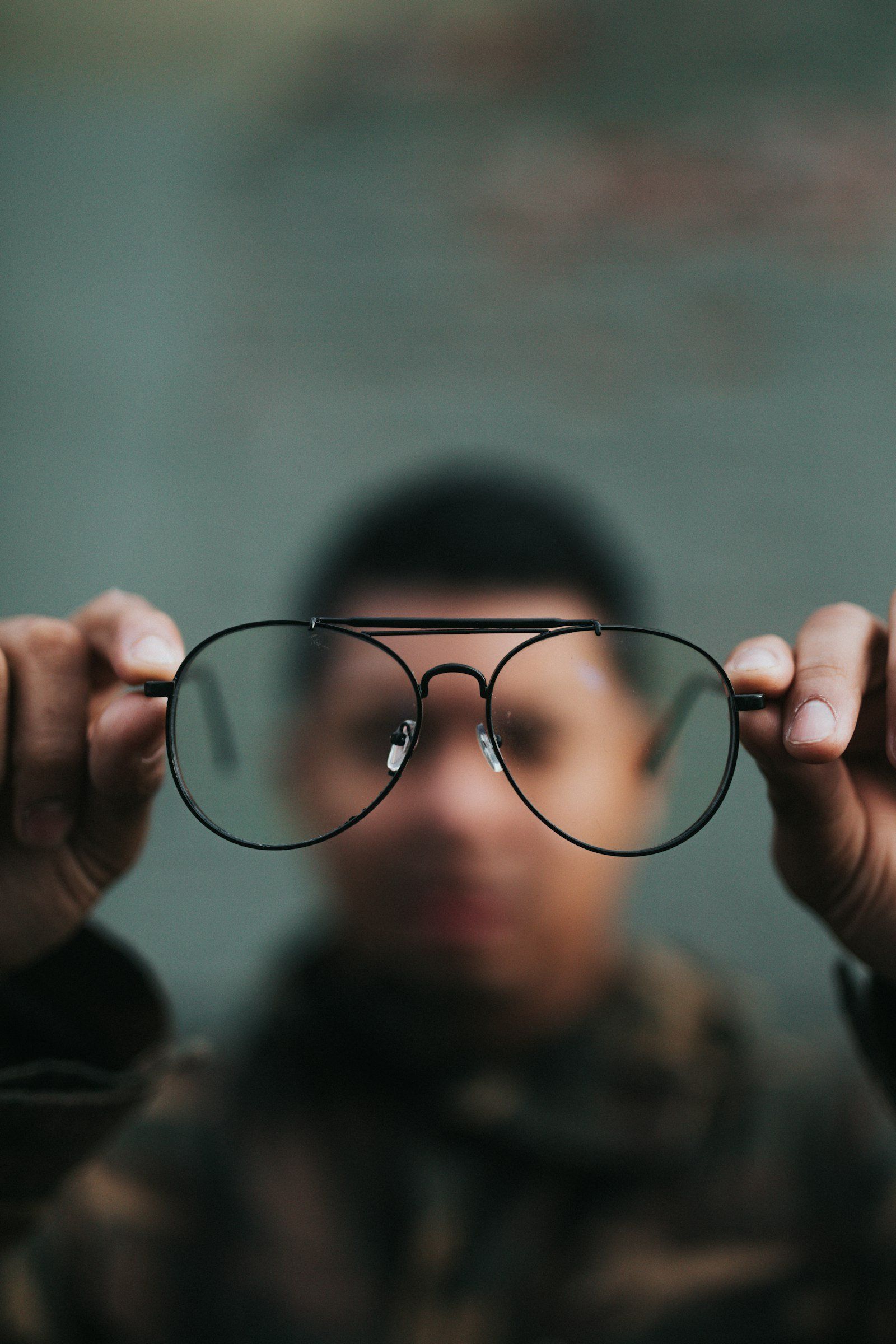 Jeune fille souriante portant des lunettes, illustrant les solutions optiques pour la myopie infantile