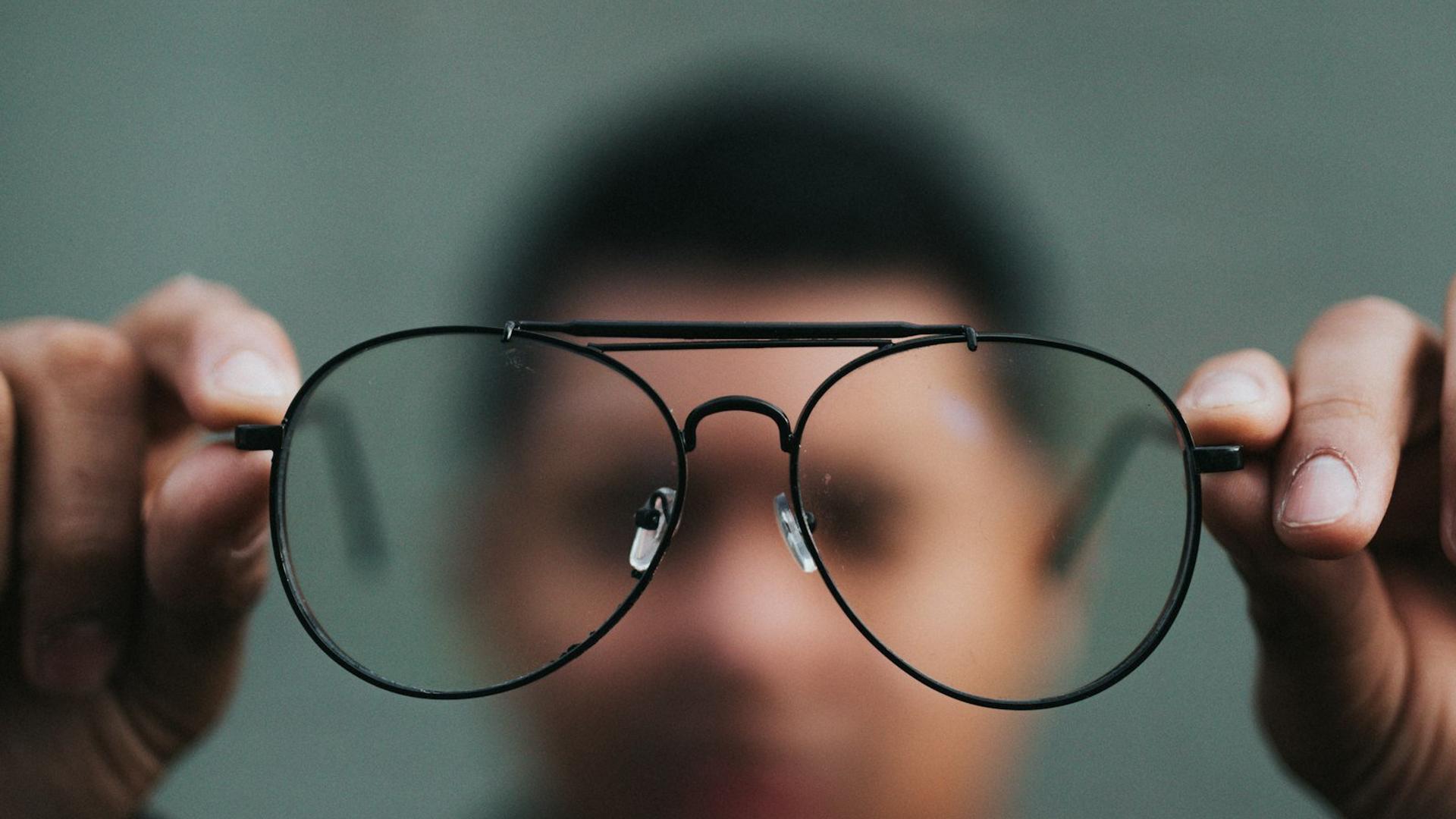 Jeune fille souriante portant des lunettes, illustrant les solutions optiques pour la myopie infantile