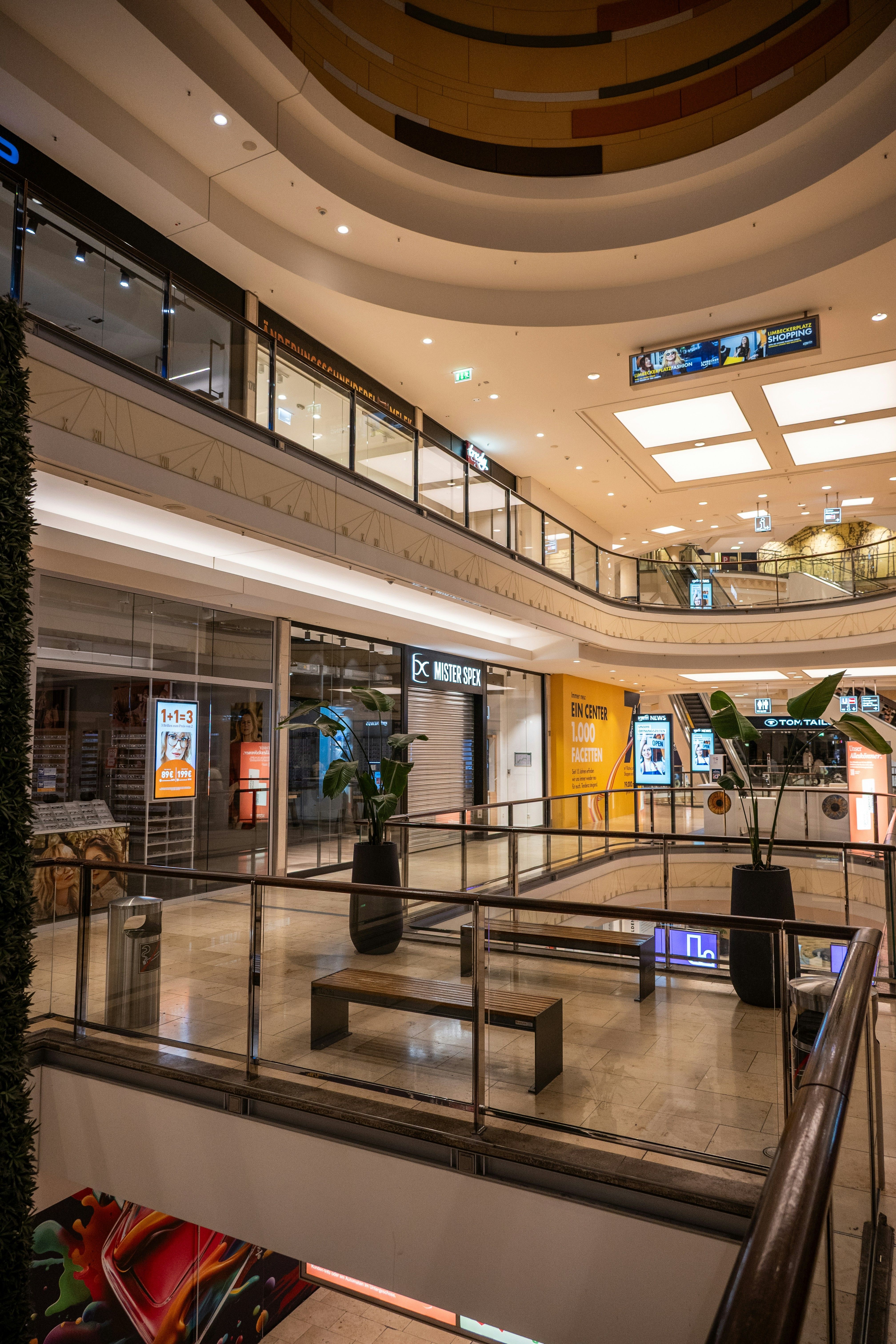 Intérieur de centre commercial moderne, choix d'emplacement pour un magasin d'optique