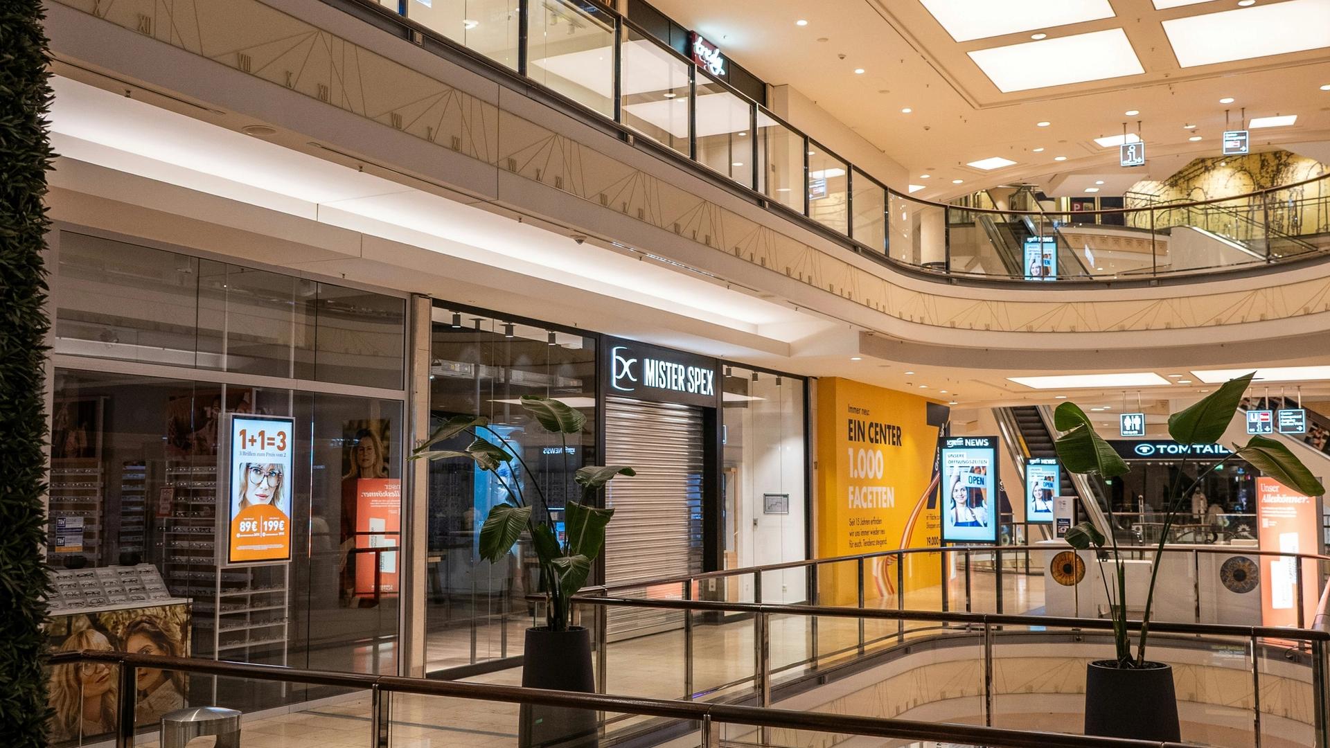 Intérieur de centre commercial moderne, choix d'emplacement pour un magasin d'optique