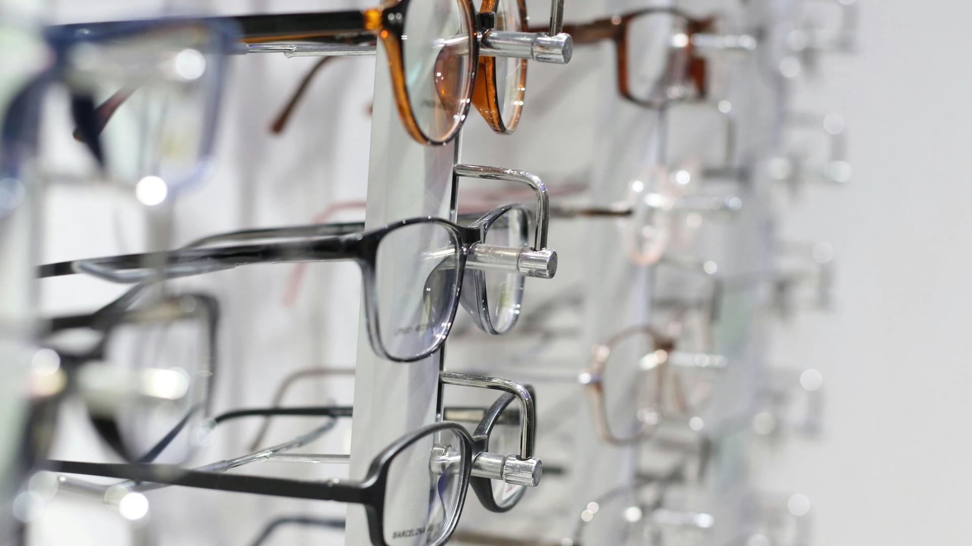 Lunettes à monture argentée sur verre, élégance d'une boutique d'optique