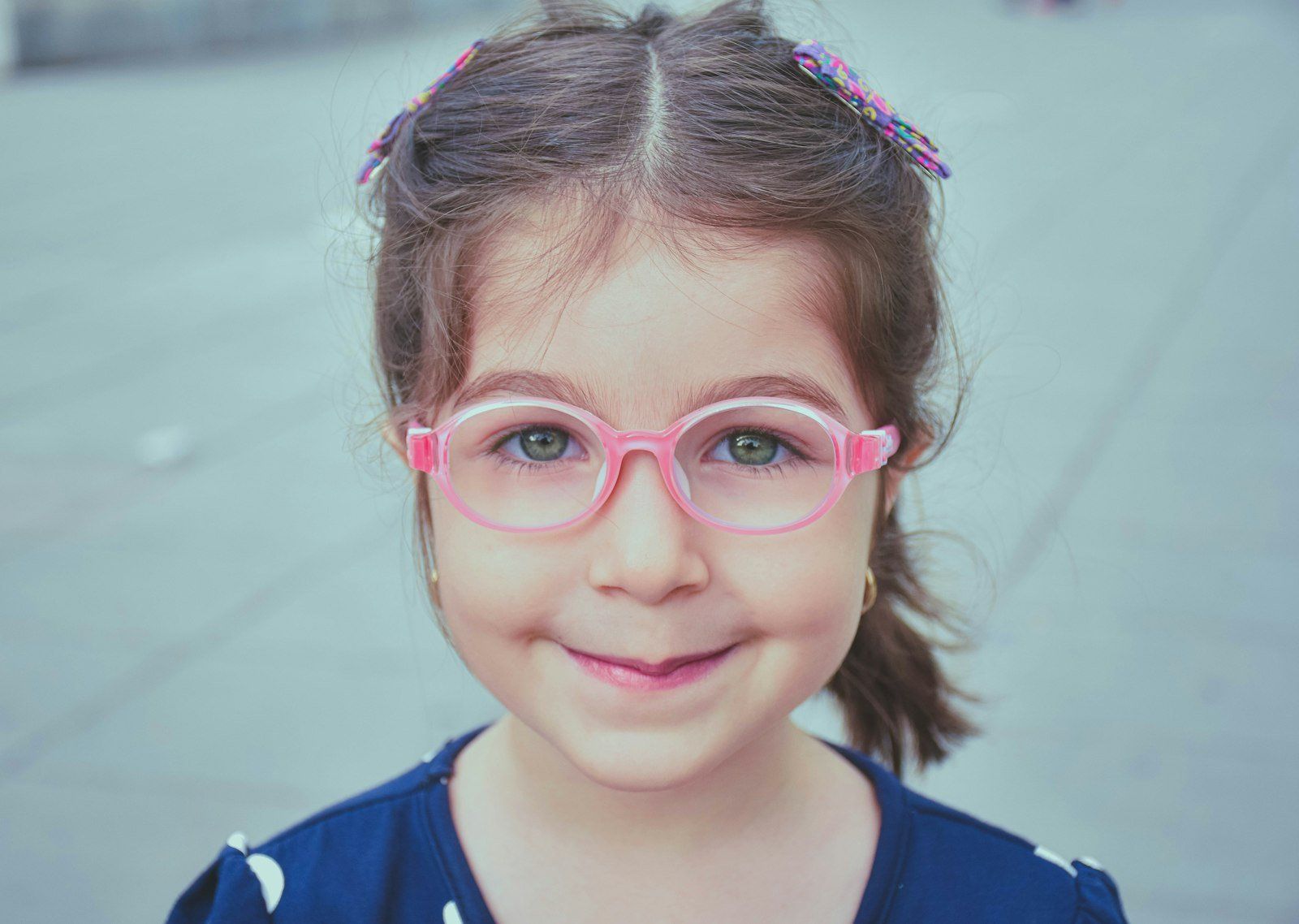 Enfant jouant en extérieur, activité recommandée pour prévenir la progression de la myopie