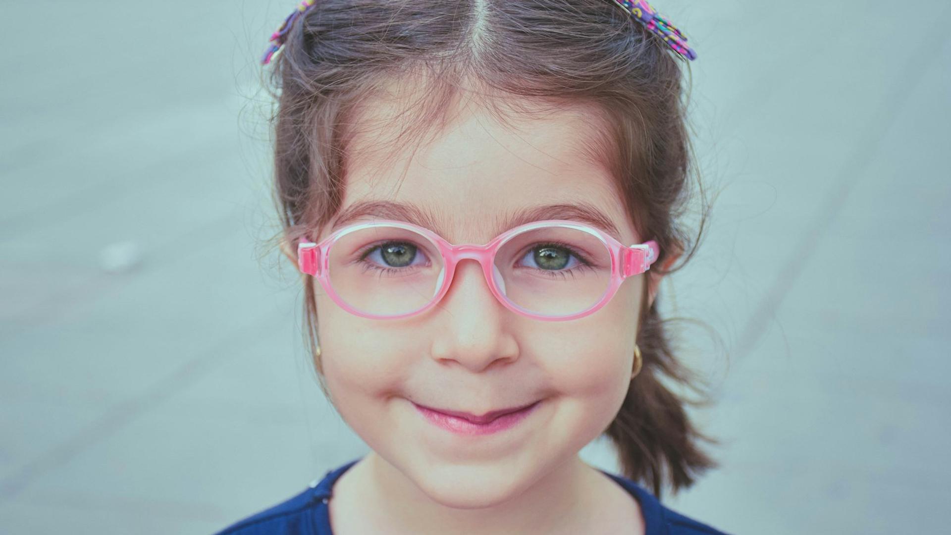Enfant jouant en extérieur, activité recommandée pour prévenir la progression de la myopie