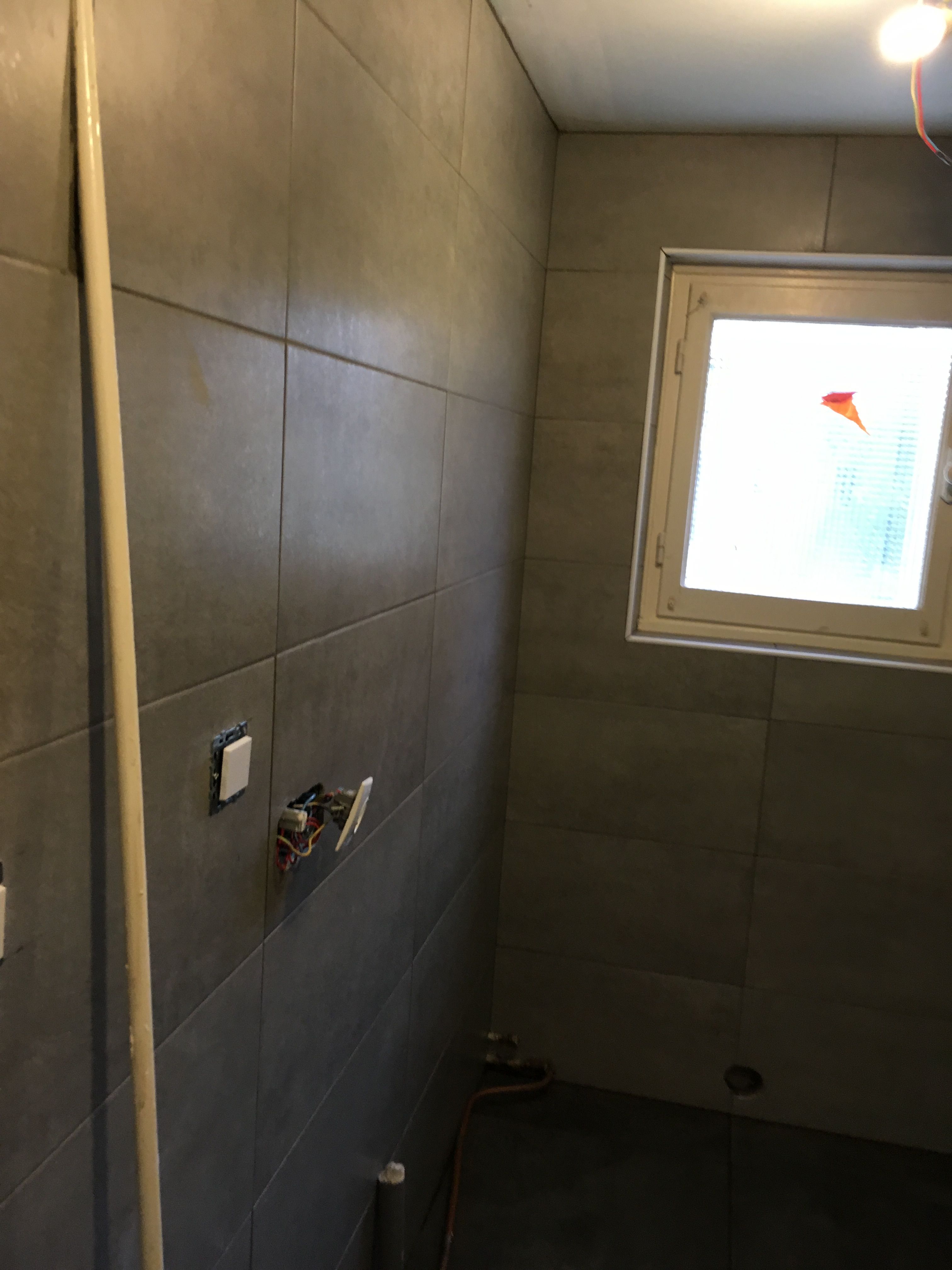 Pose de carrelage mural dans une salle de bain à La Flèche - 3 sur 4