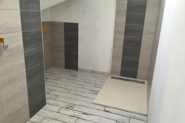 Pose de carrelage dans une salle de bains à Vaas Pose de carrelage dans une salle de bains à Vaas - 3 sur 6