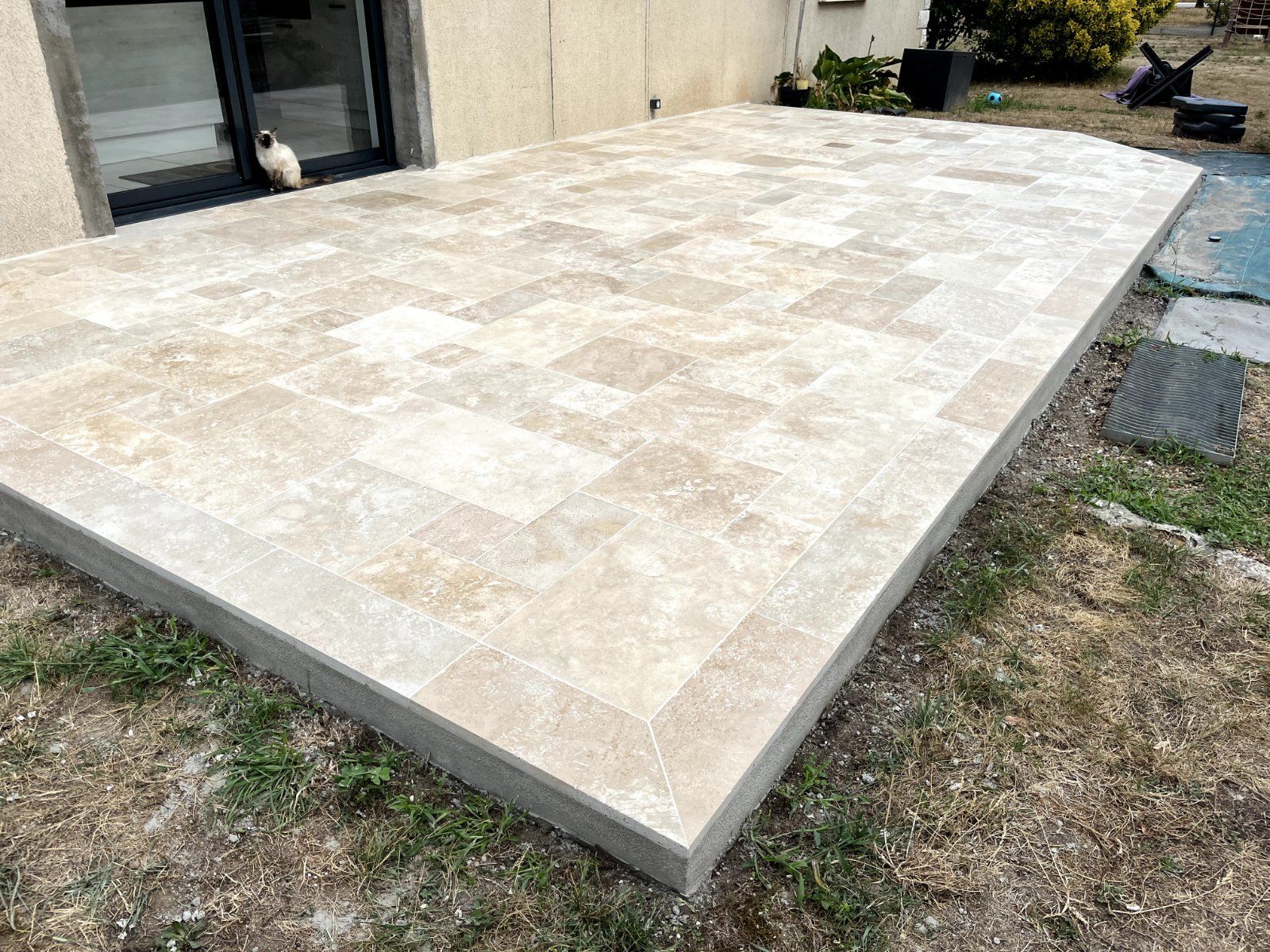 Pose de dallage en travertin pour une allée extérieure — Extérieur en Sarthe — photo 6 sur 7
