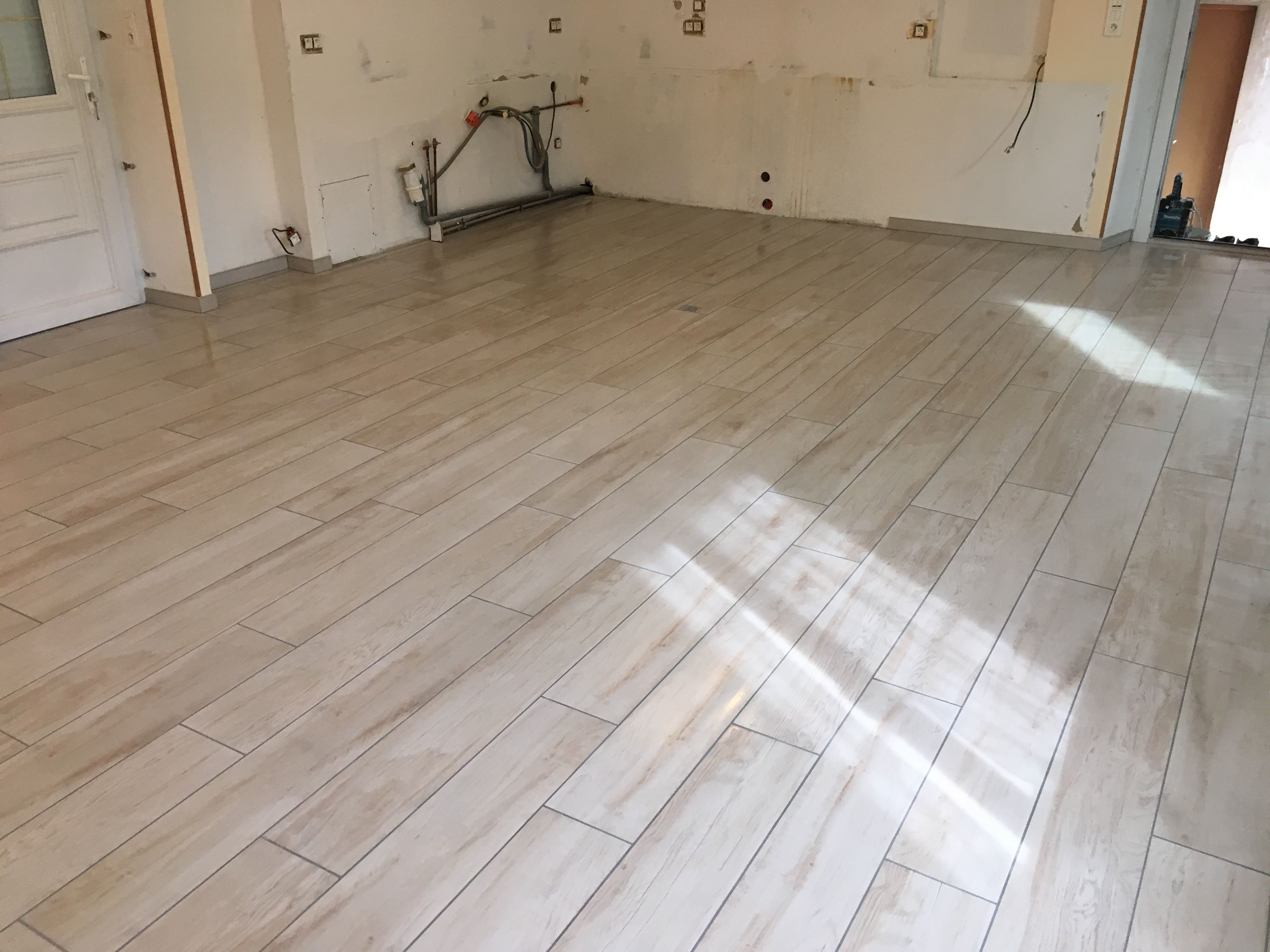 Pose de carrelage au sol dans un couloir à Montval-sur-Loir - 18 sur 20