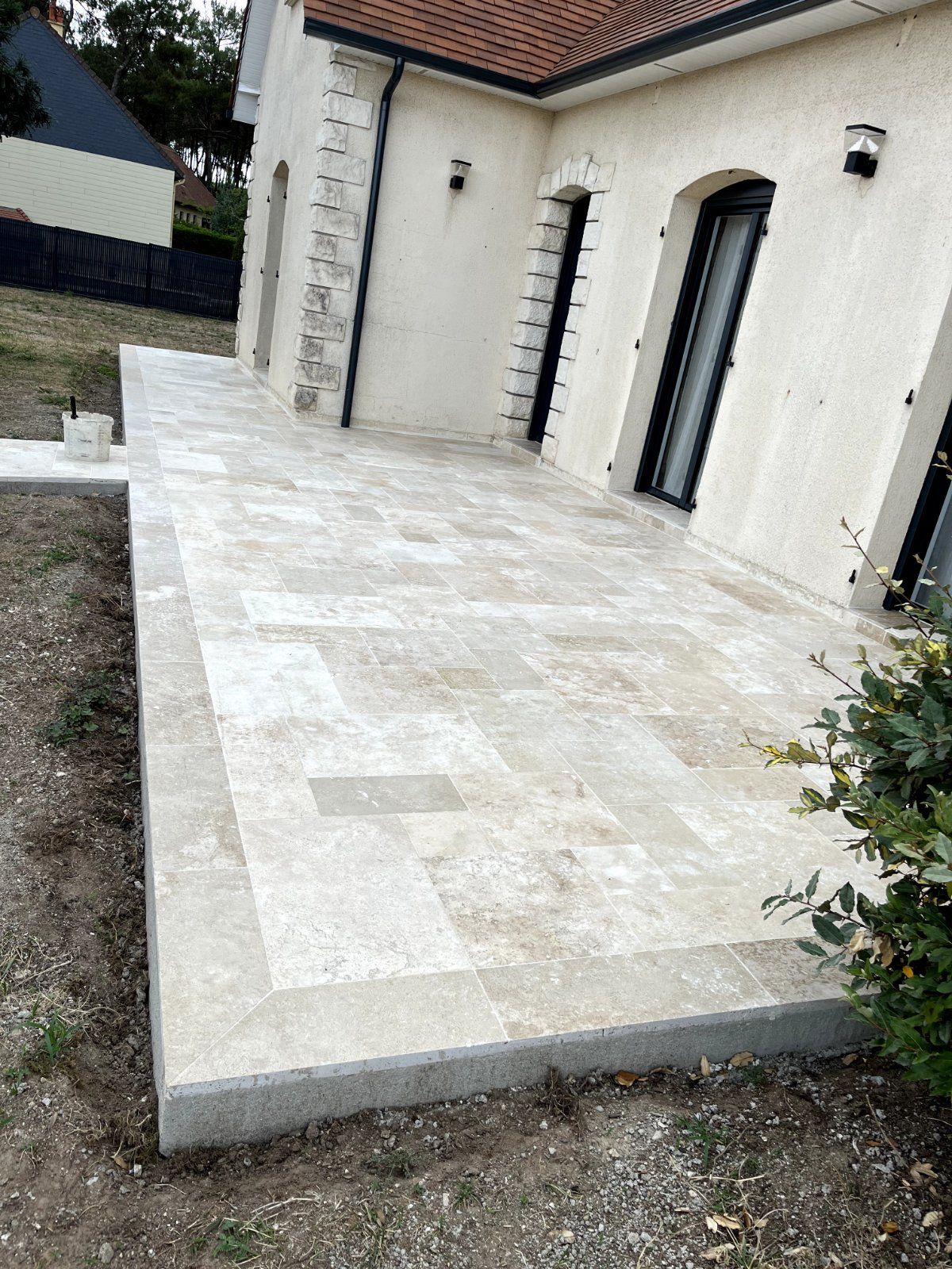 Pose de dallage en travertin pour une allée extérieure — Extérieur en Sarthe — photo 4 sur 7