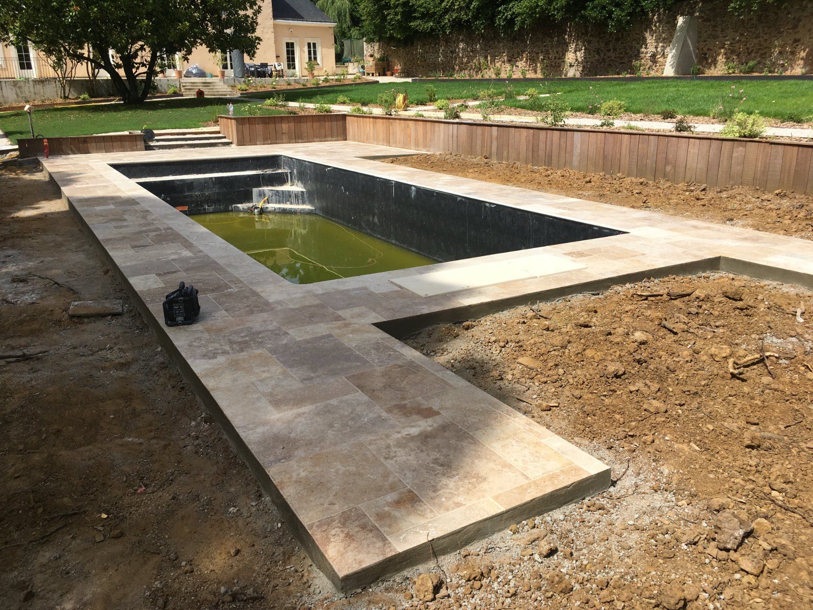 Pose de margelles en pierre naturelle autour d'une piscine à Aigné — Piscine réalisé par Le Carreleur Lavernais à Aigné