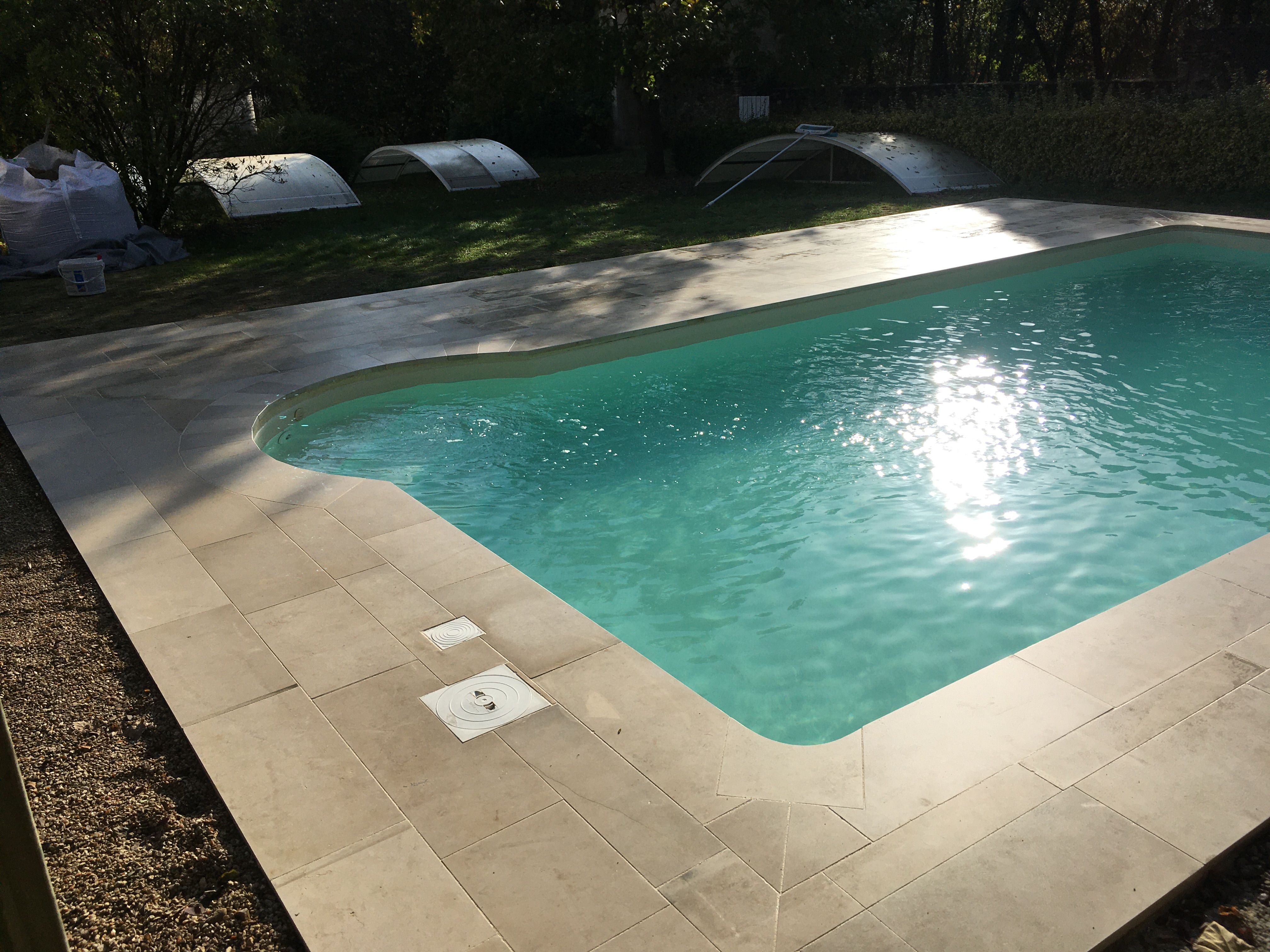 Pose de margelles et plage de piscine en pierre à Mayet - 6 sur 6