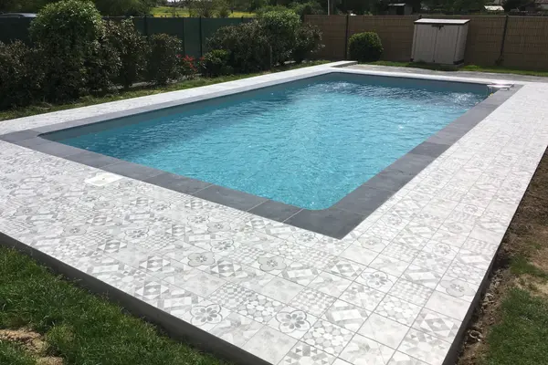 Pose de carrelage autour d'une piscine à Moncé-en-Belin Pose de carrelage autour d'une piscine à Moncé-en-Belin - 1 sur 9